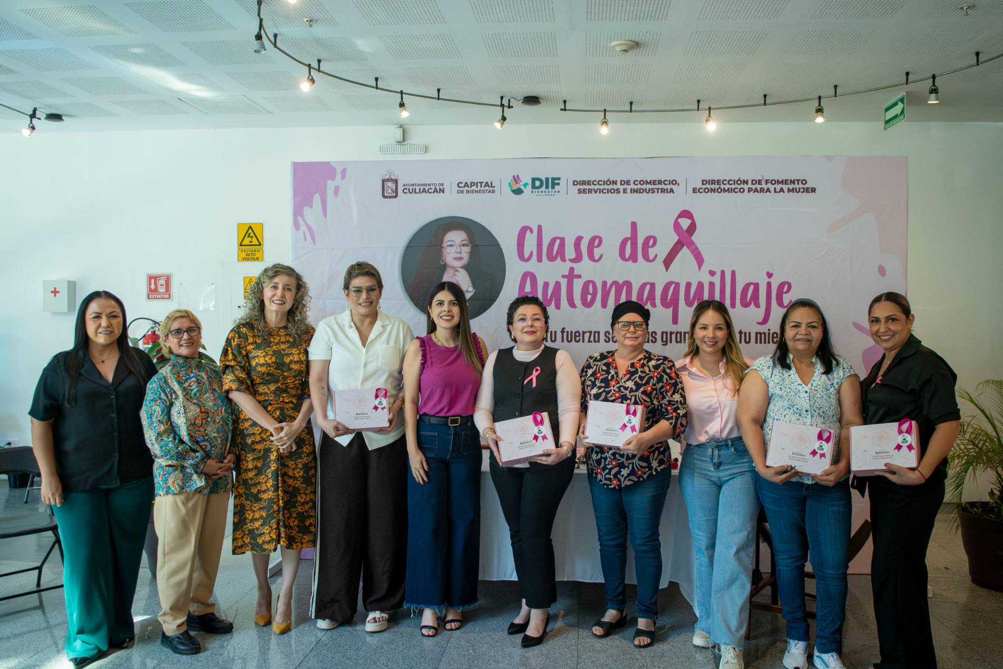 $!Imparten clase de automaquillaje que promueve la sororidad en la lucha contra el cáncer de mama