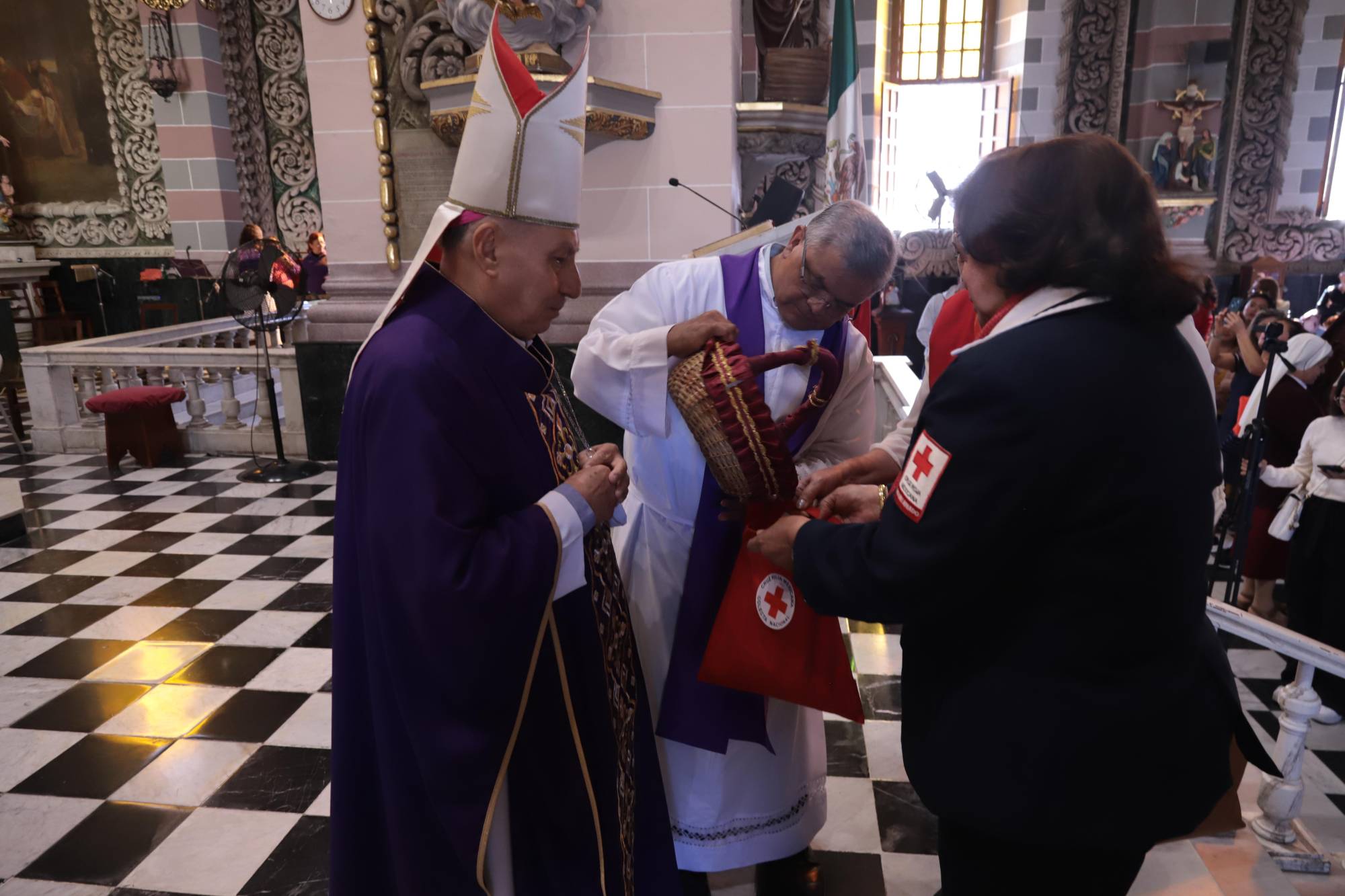 $!El Obispo Mario Espinosa Contreras y el Padre Jaime Aguilar donan a la Colecta de Cruz Roja las limosnas recaudadas durante la misa.