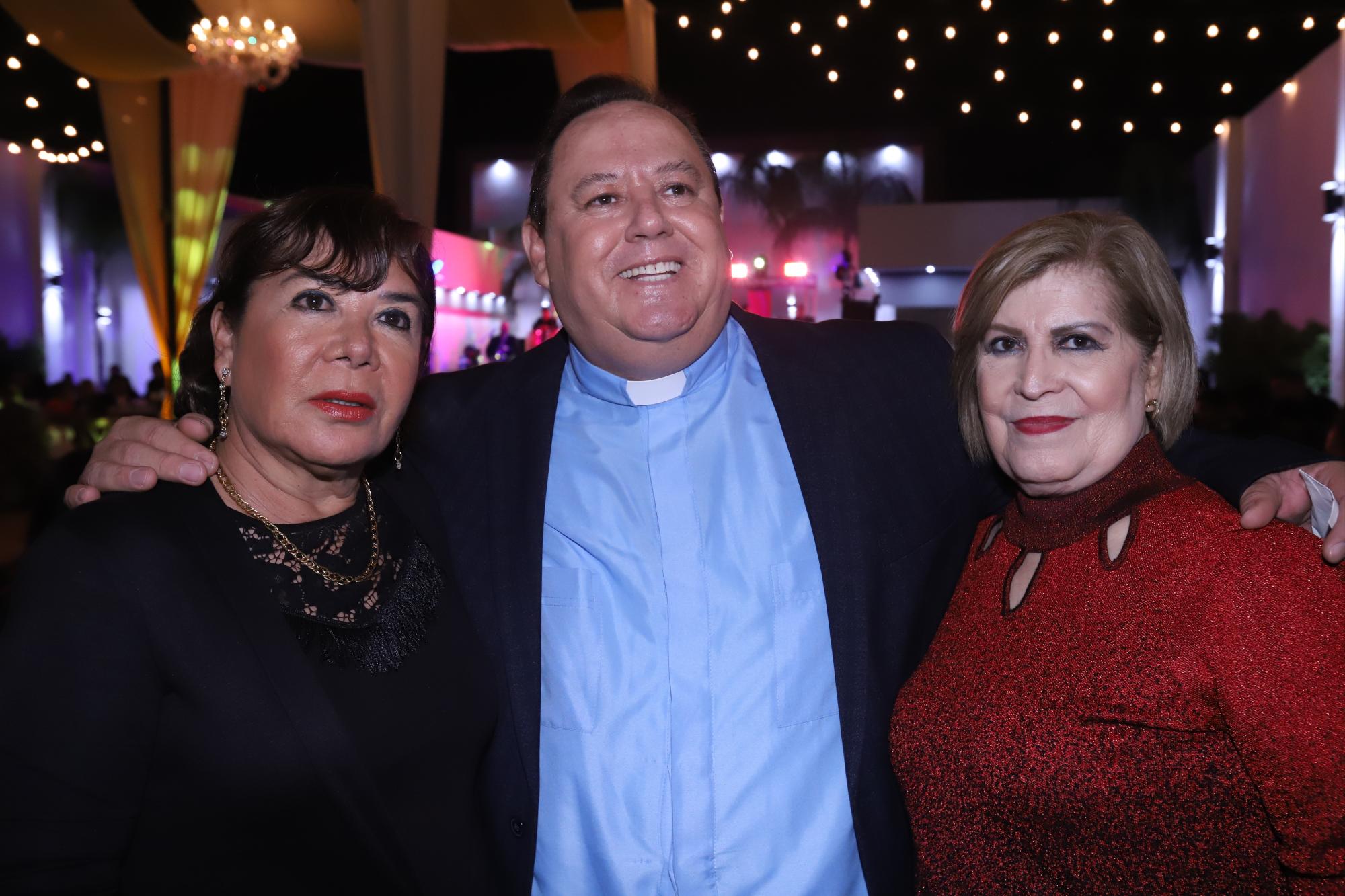 $!Dolores Somera, Padre Heriberto Gastélum y Ana María Barrón.