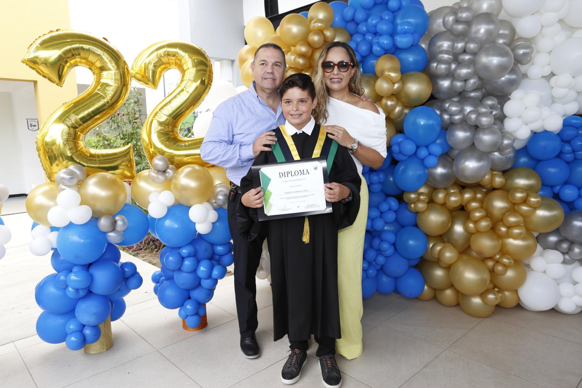 $!Roberto entre sus padres, Roberto Campillo y Beatriz Cruz de Campillo.