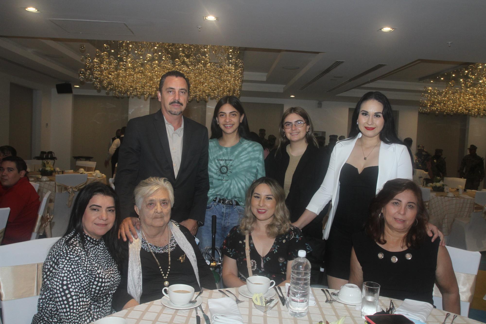 $!Manuel Murillo, Valeria Murillo, Greta Murillo, Mirna Cota, Arlette Chacón, Ofelia Cota, Nely Cota y Janeth Chacón, familiares del homenajeado.