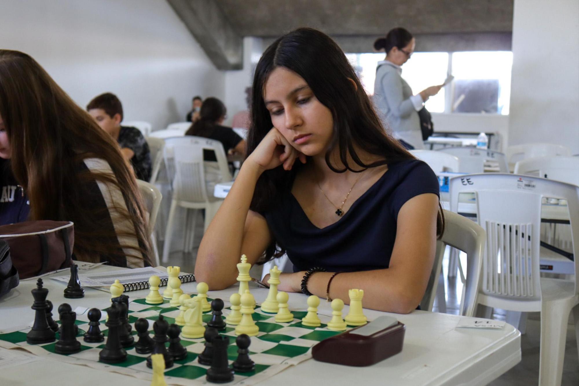 $!Compiten cuadro a cuadro por las mejores posiciones en el Municipal de Ajedrez