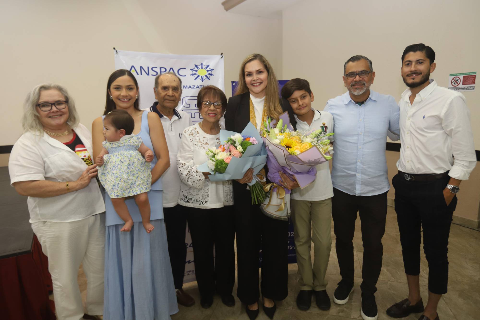 $!Imelda Morales de Chicuate, presidenta saliente, entre sus familiares.