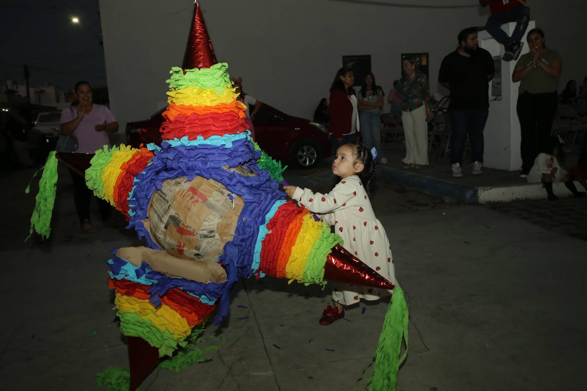 $!Itzayana le pega a la piñata.