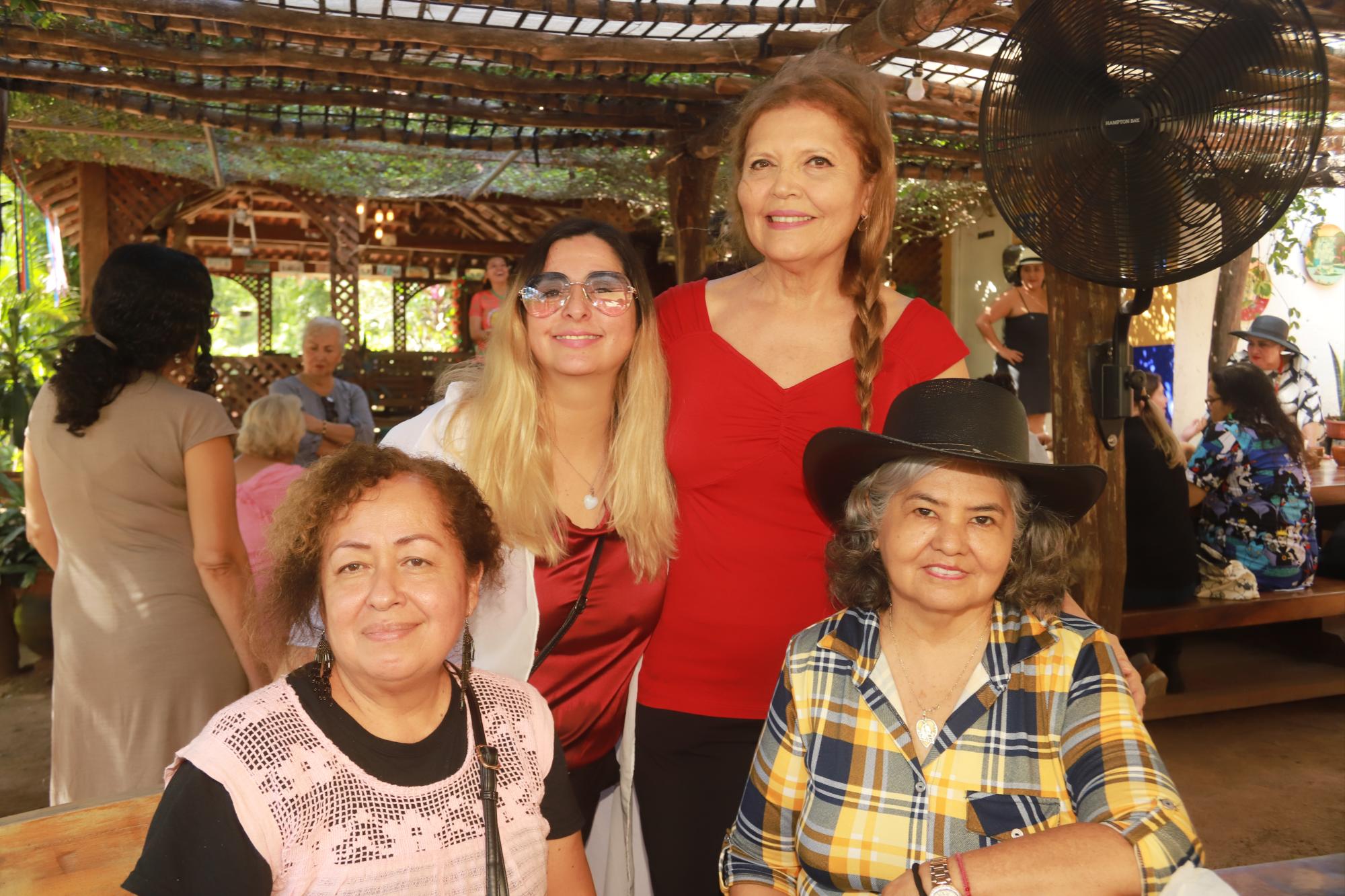 $!Silvia castillo y Lucía Leyva. Sentadas, Florina Olivarria y Angélica Arredondo.