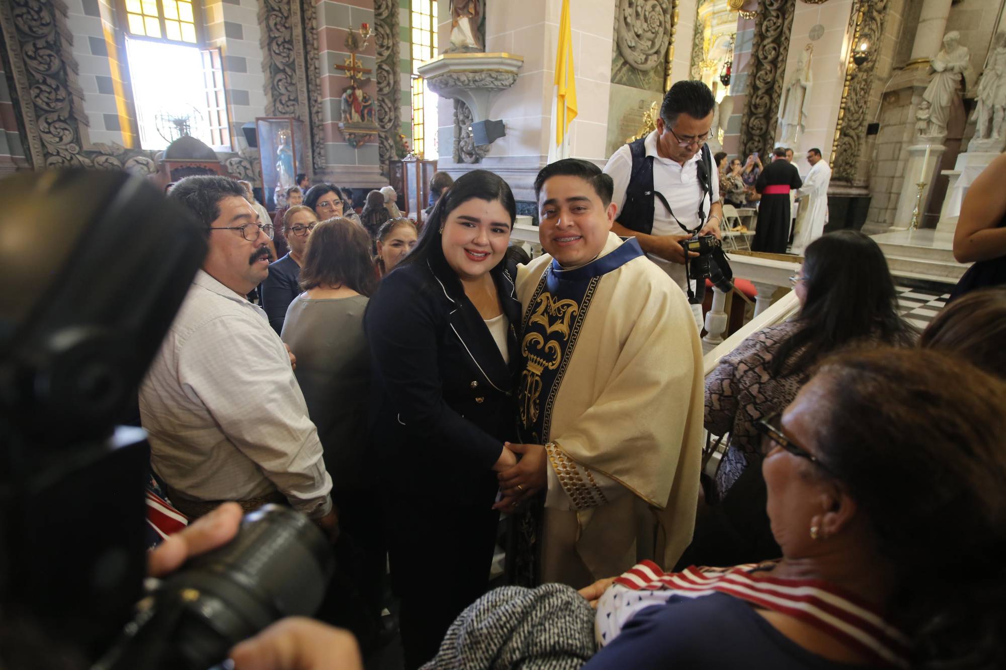 $!Gabriela Borrego junto al nuevo sacerdote Juan Pablo Santos.