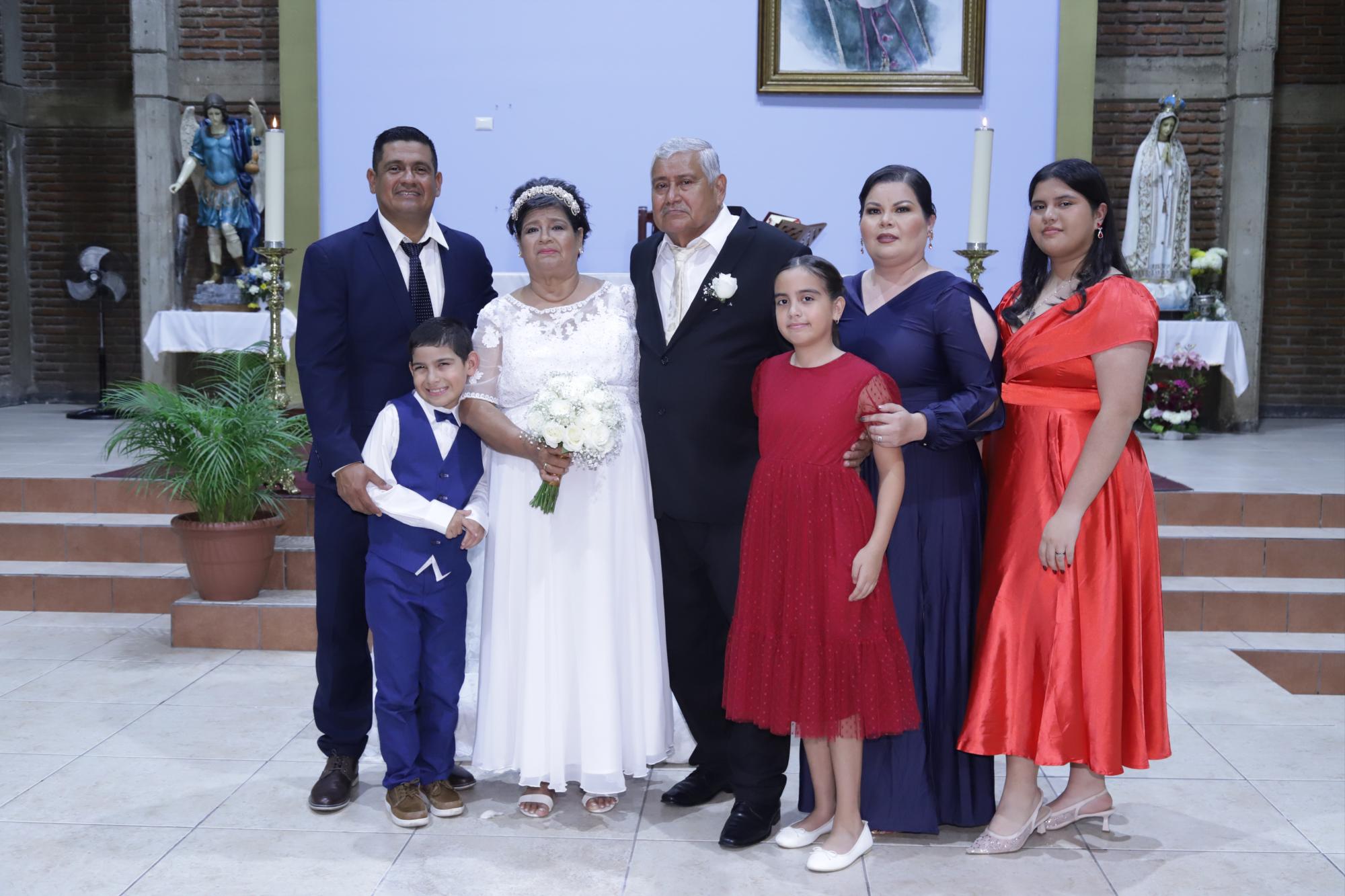 $!La pareja entre su hijo Jesús Guzmán; su nuera, Martha Contreras y sus nietos Emiliano, Fernanda y Alejandra.