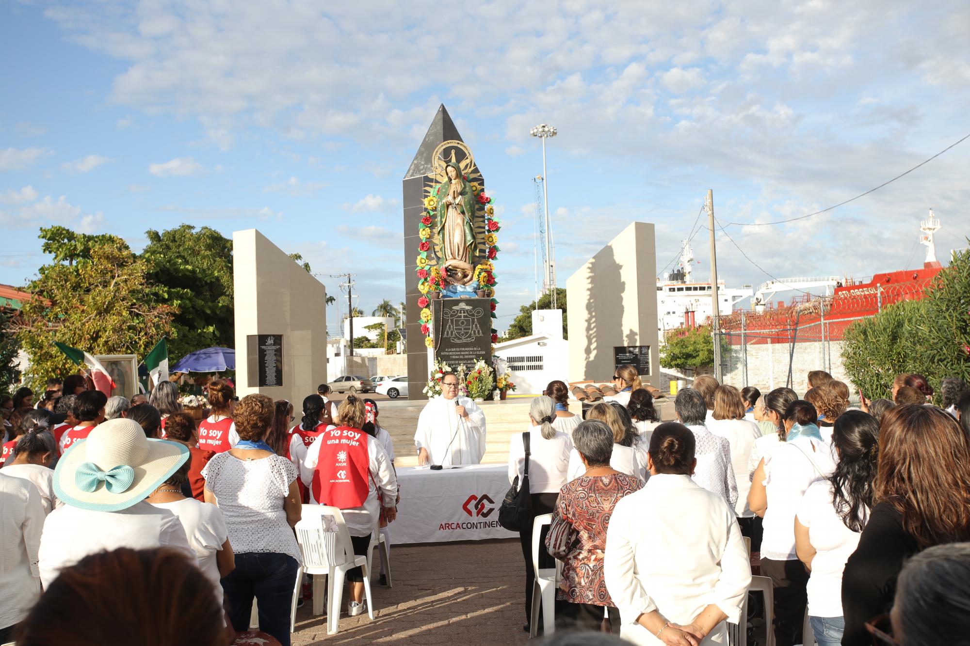 $!Las asistentes escucharon atentamente la misa que se celebró frente a la Virgen de La Puntilla.