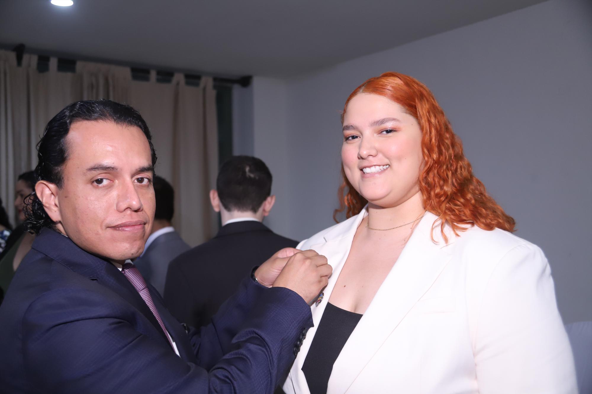 $!César Tejeda, presidente del Club Rotario Mazatlán, le coloca el pin a Viridiana.