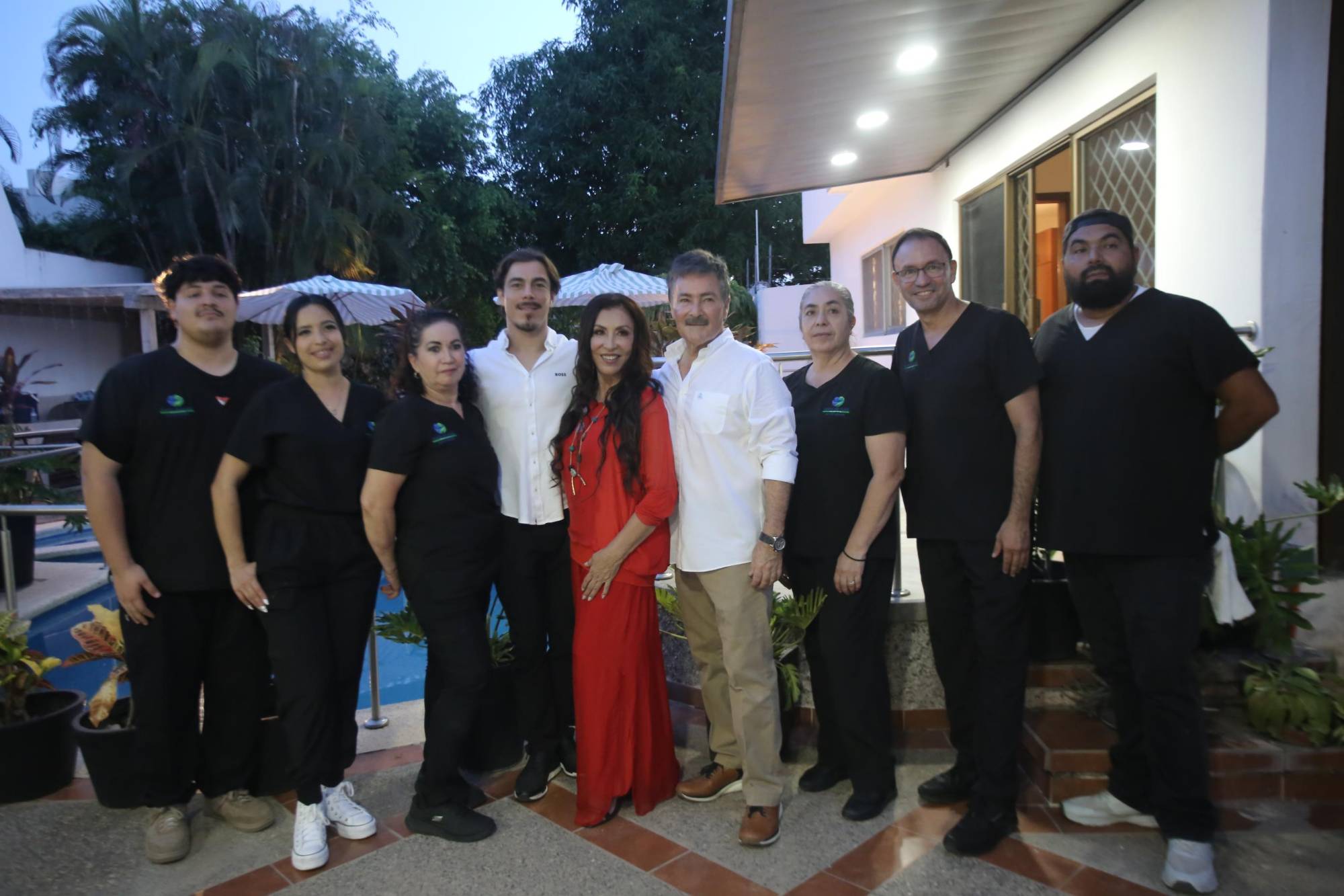 $!Los Reynosa Aguilar con el personal de Casa del Parque Plenitud con Calidad.