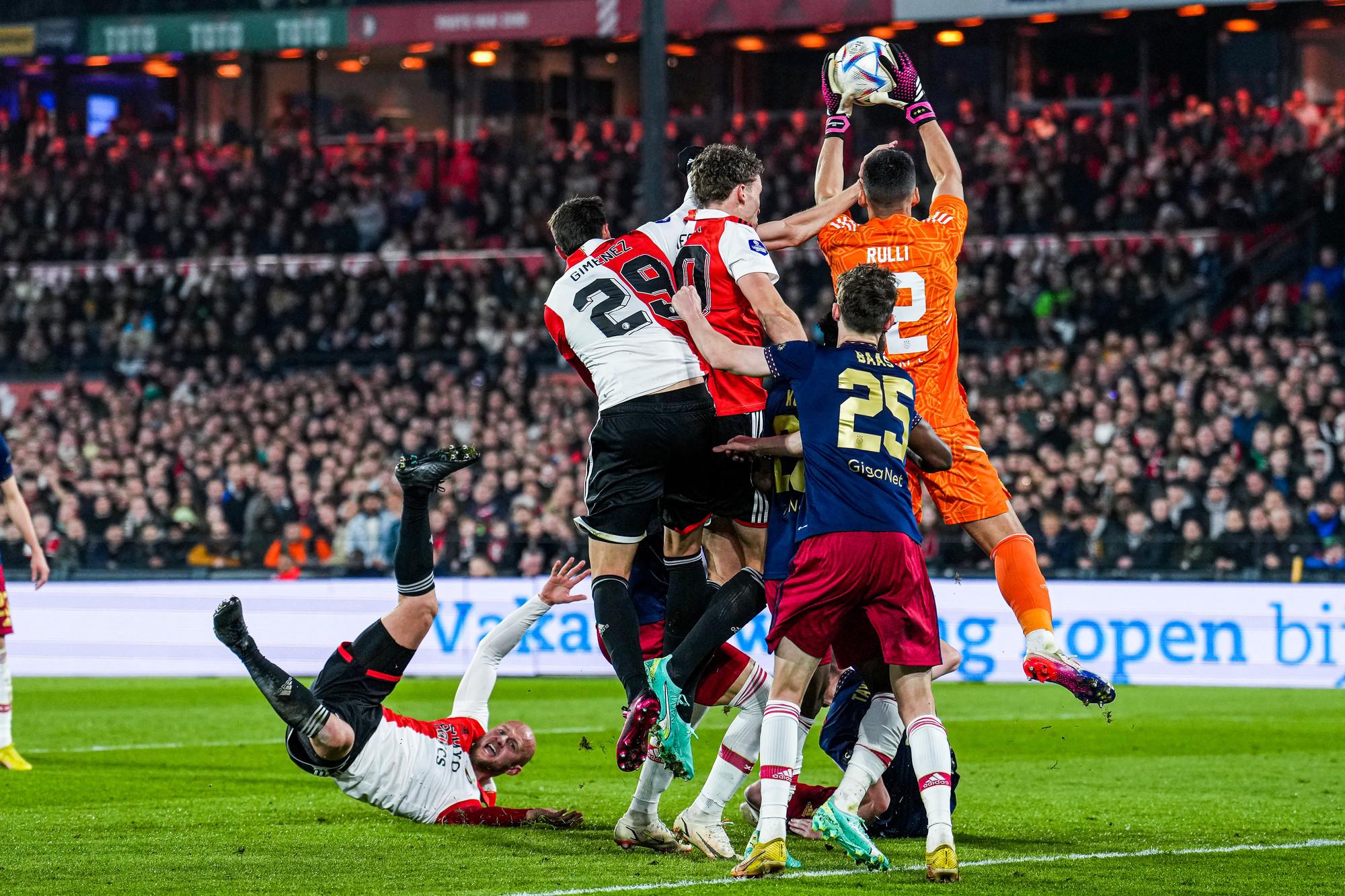 $!El Ajax de Edson y Sánchez elimina al Feyenoord de Giménez