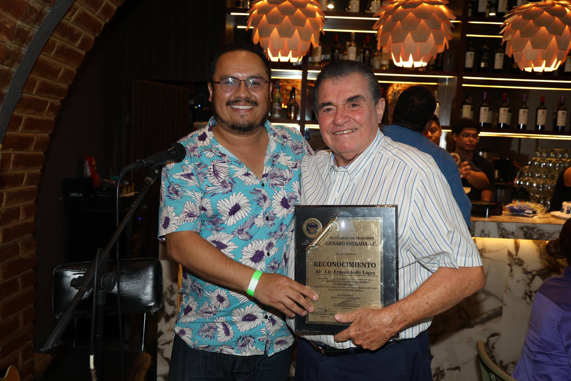 $!Martín Morales Acuña entrega un reconocimiento a Ernesto Kelly en la celebración del Día del Abogado.