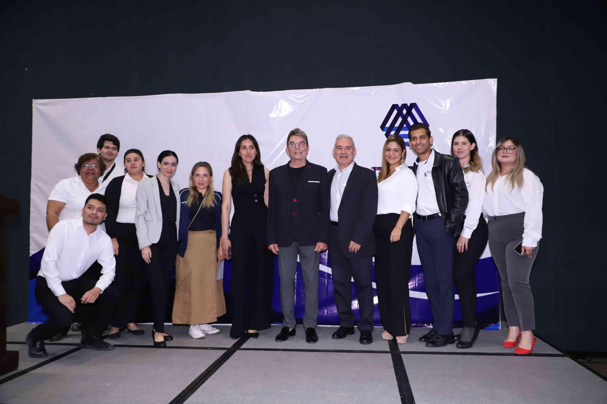 $!El expositor entre colaboradores de Coparmex Mazatlán.