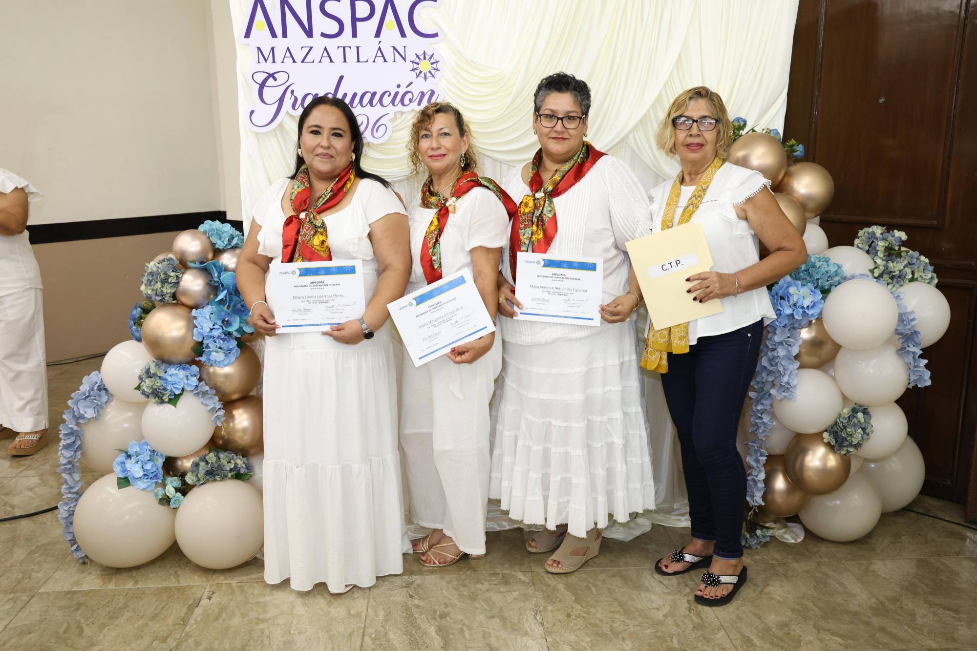 $!Mayra Lorena Lizárraga, María Margarita Astorga y María Verenice Hernández, junto a su animadora Martha Gloria Barrón, de Control Técnico de Plagas.