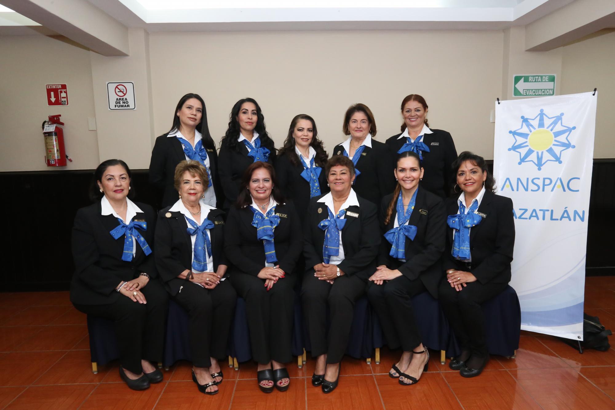 $!Liz entre las primeras integrantes de su Comité Directivo.