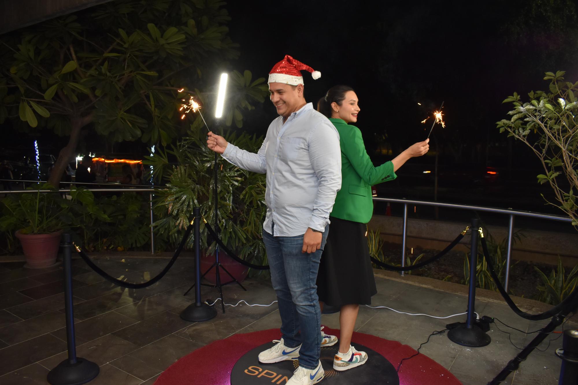 $!Los asistentes podían subirse la cabina de video 360 para llevarse un video girando alrededor de ellos.