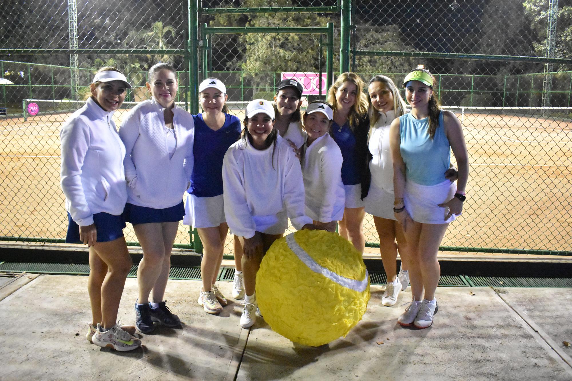 $!Lucy Meza, Mariel Mendívil, Cynthia Aguirre, Ale Gómez, Ivette Calderón, Olga Beatriz Pérez, Eliza Valenzuela y Elsa de la Garza, del comité organizador.