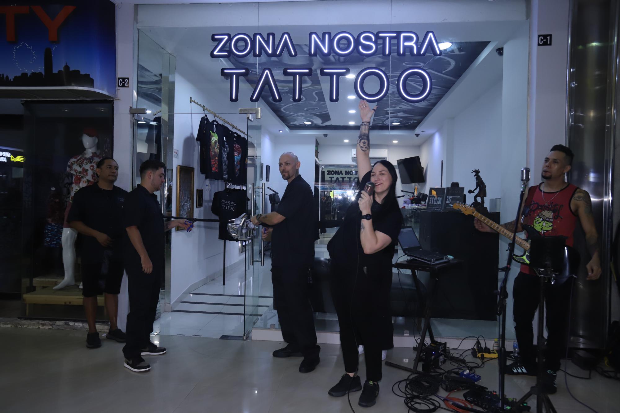 $!Bryan Zataráin y Salomón Iracheta realizaron el corte del listón inaugural.