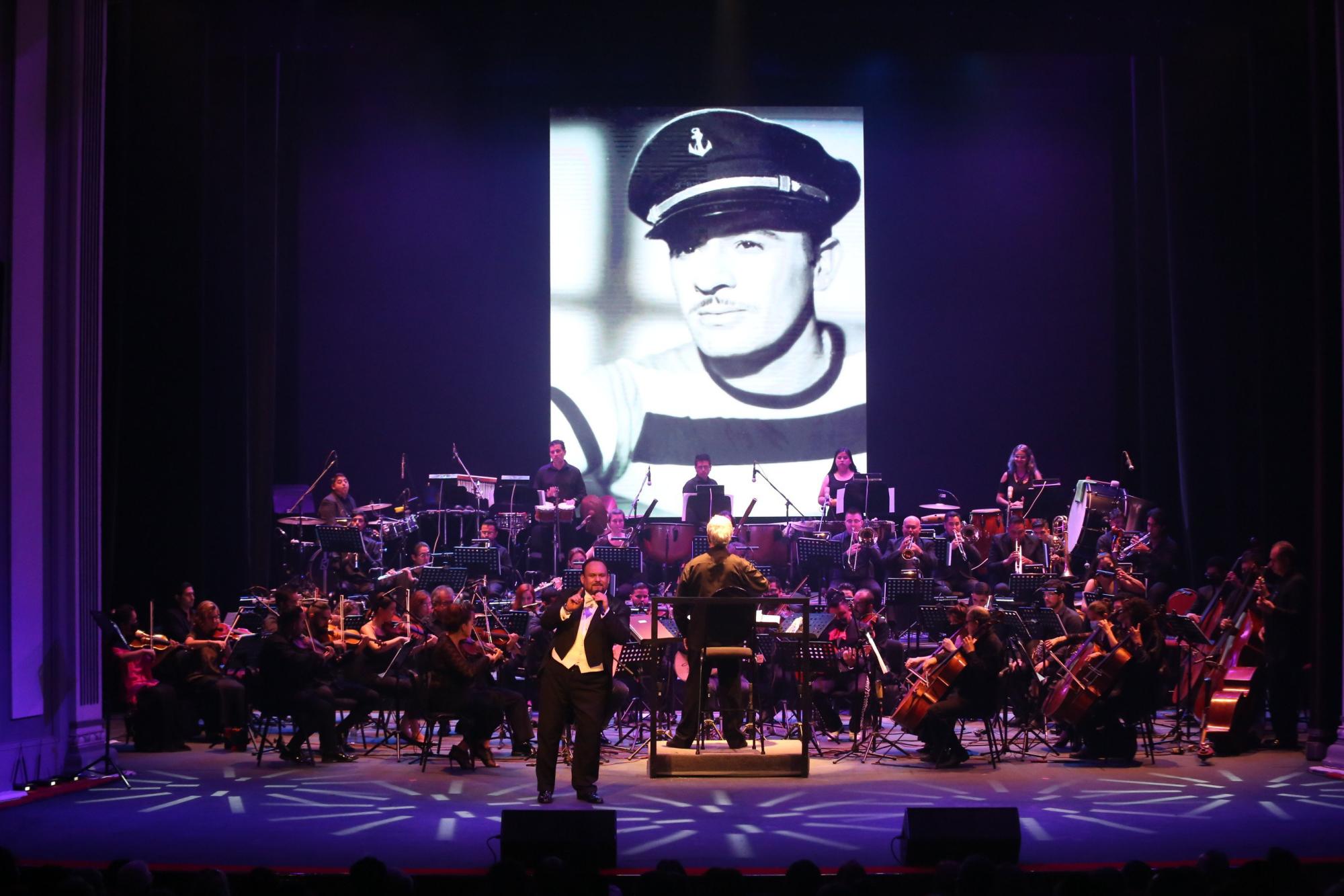 $!El público asistente disfrutó del concierto “Amorcito corazón” que se celebró en el TAP.