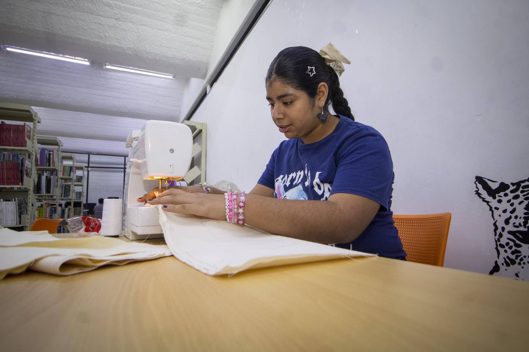 $!Las participantes aprende a usar la máquina de coser.