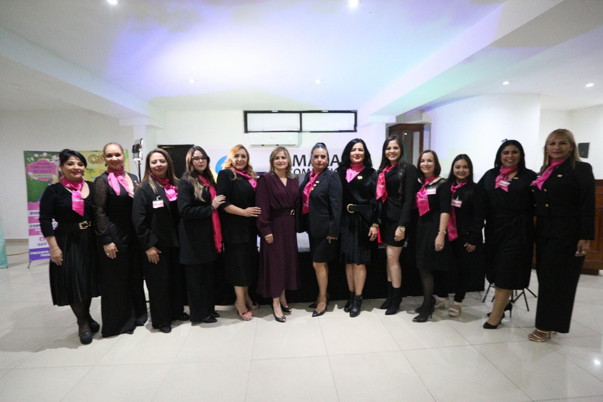 $!La ponente Perla Félix entre un grupo de empresarias mazatlecas.