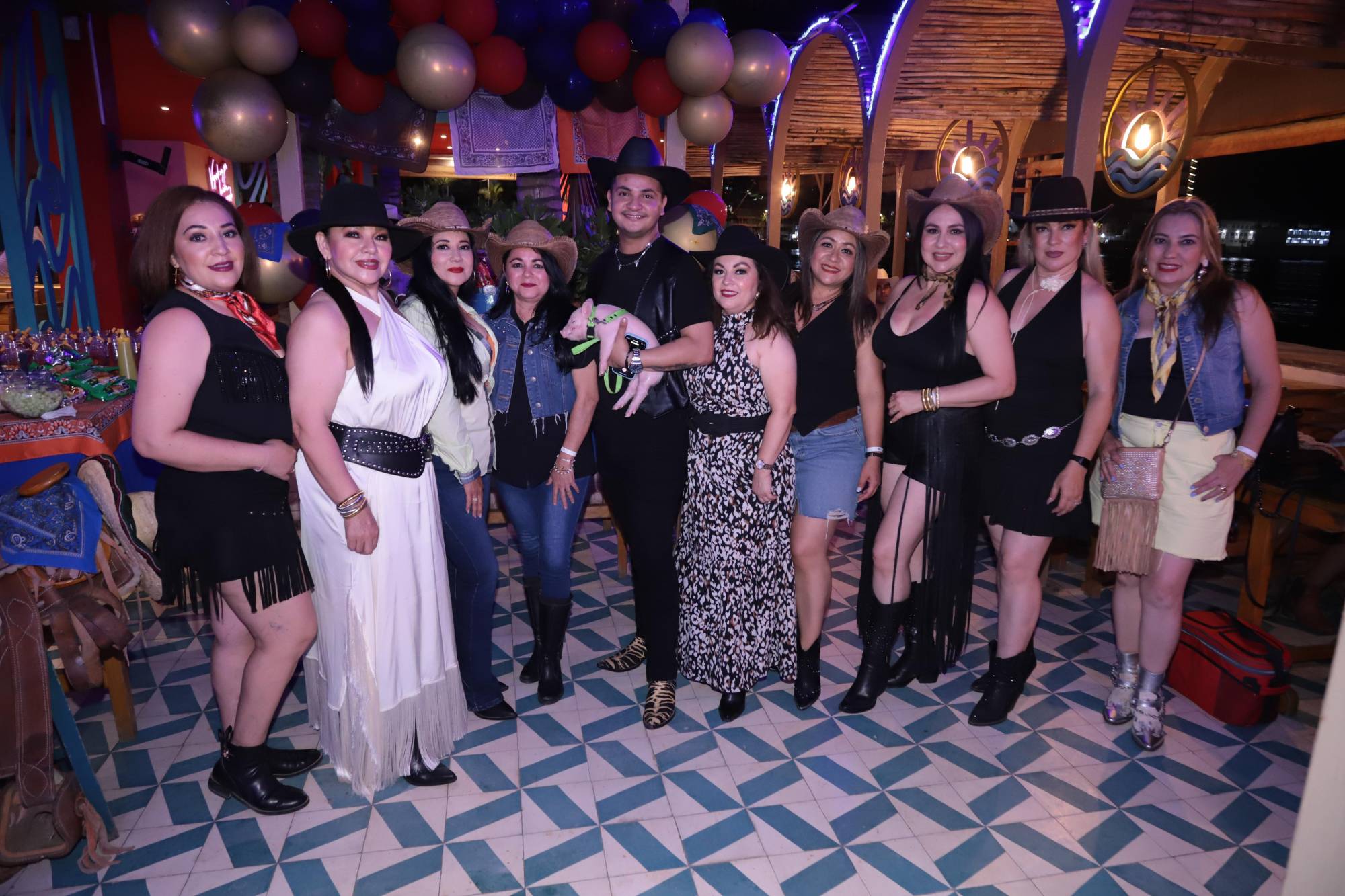 $!Fernanda entre un grupo de amigas.