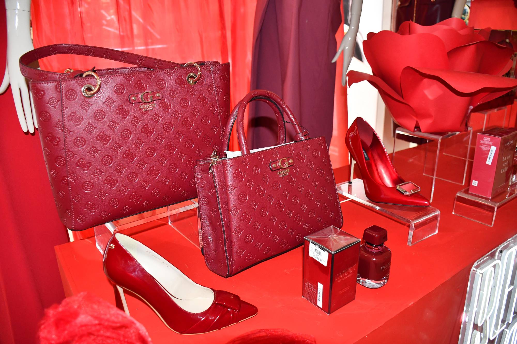 $!Visite el área de perfumería y disfrute de las atractivas promociones para la belleza.