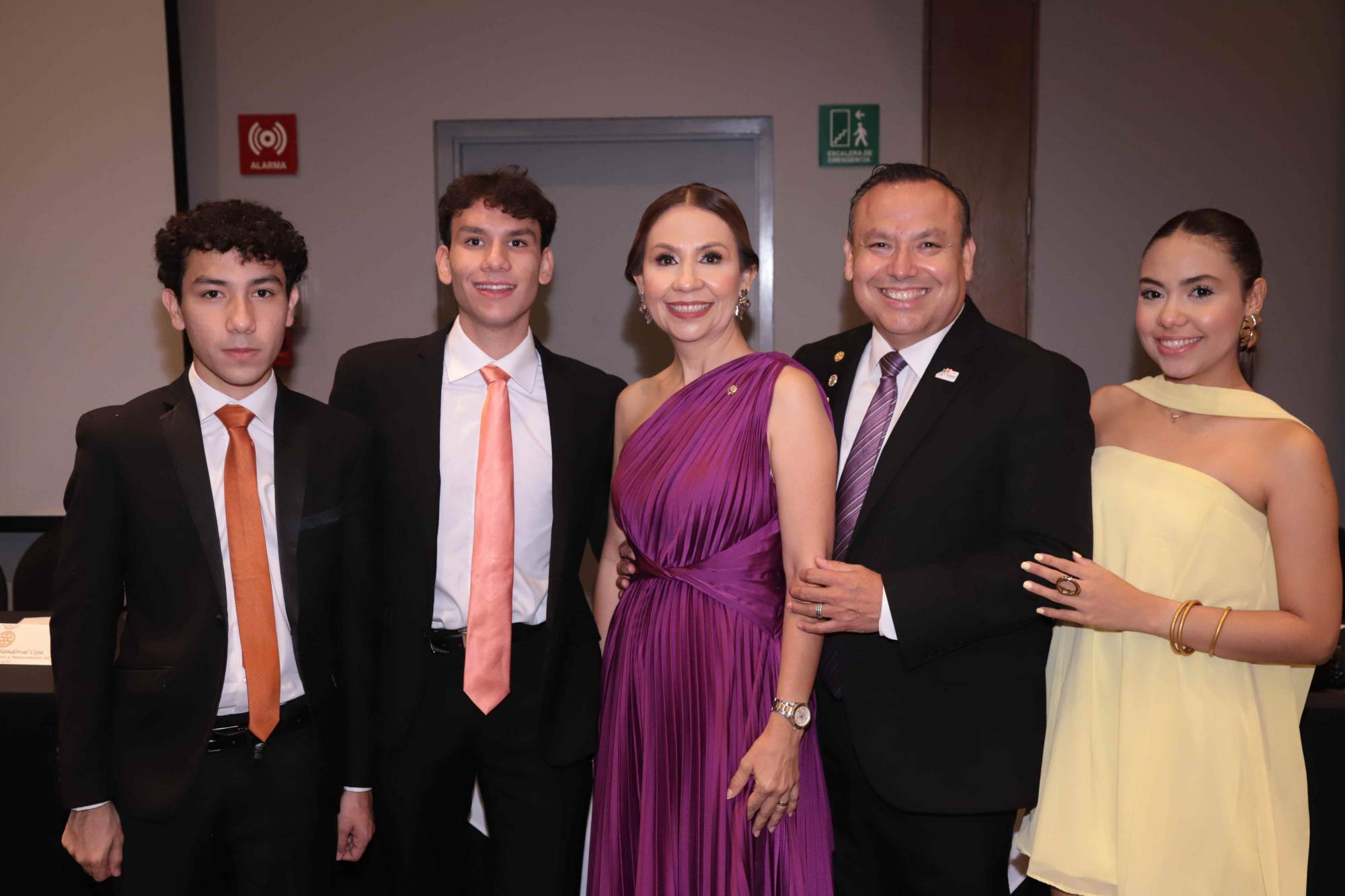 $!Miguel Ángel López y Sofía de López entre sus hijos Emilio, Miguel Ángel y Sofía Michelle.