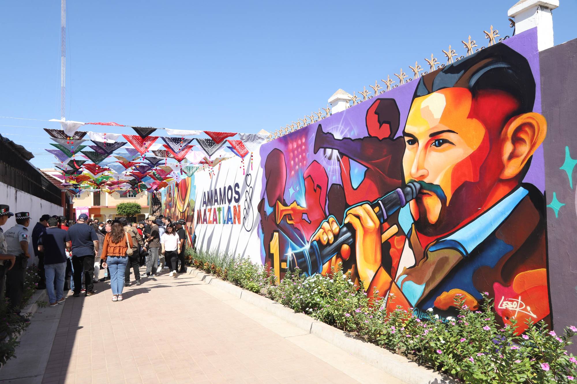 $!En el mural se aprecia la figura de Poncho Lizárraga tocando el clarinete, símbolo del legado musical sinaloense.