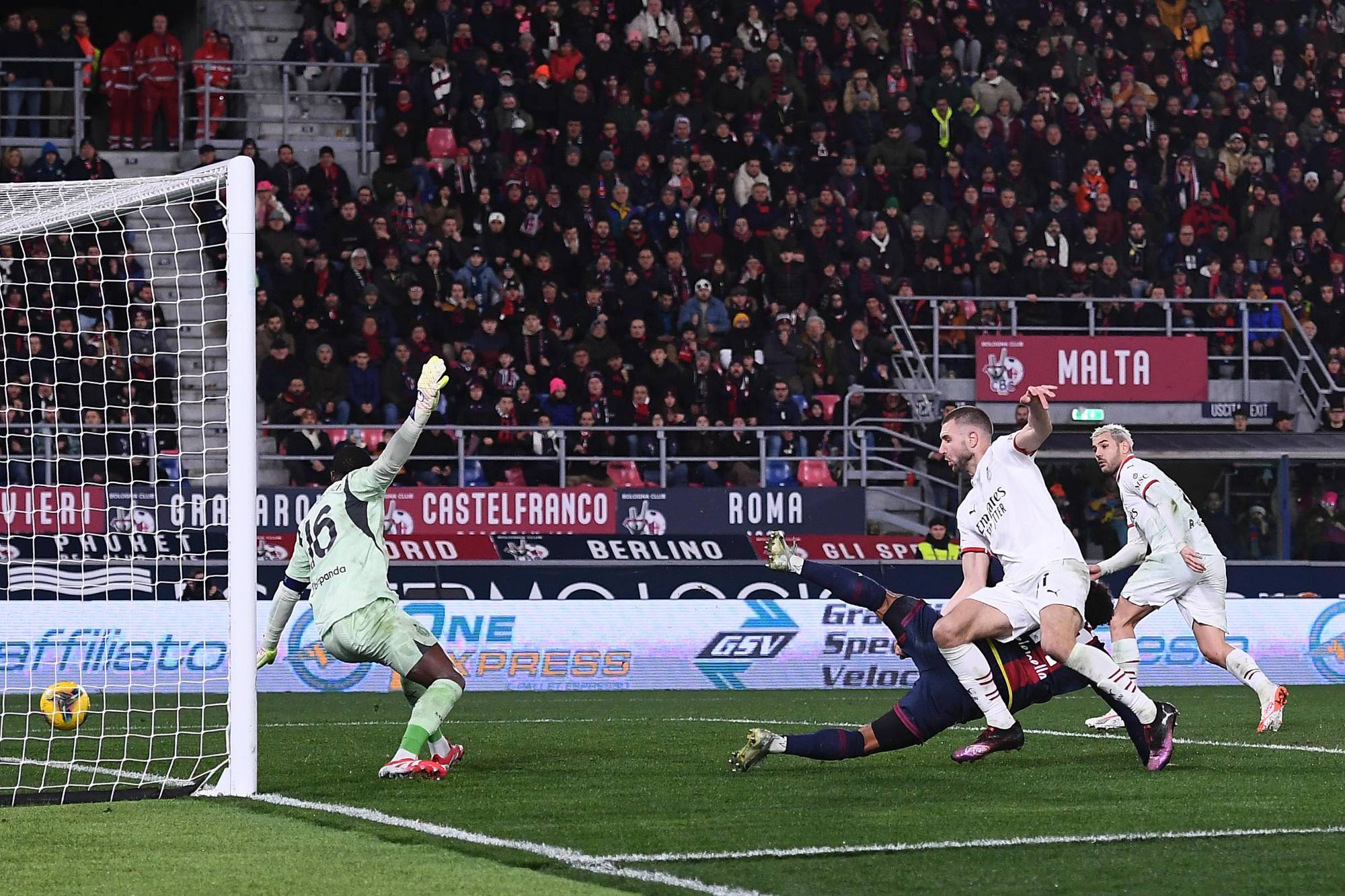 $!Milán cae ante el Bologna y complica sus opciones europeas; Santiago Giménez da asistencia