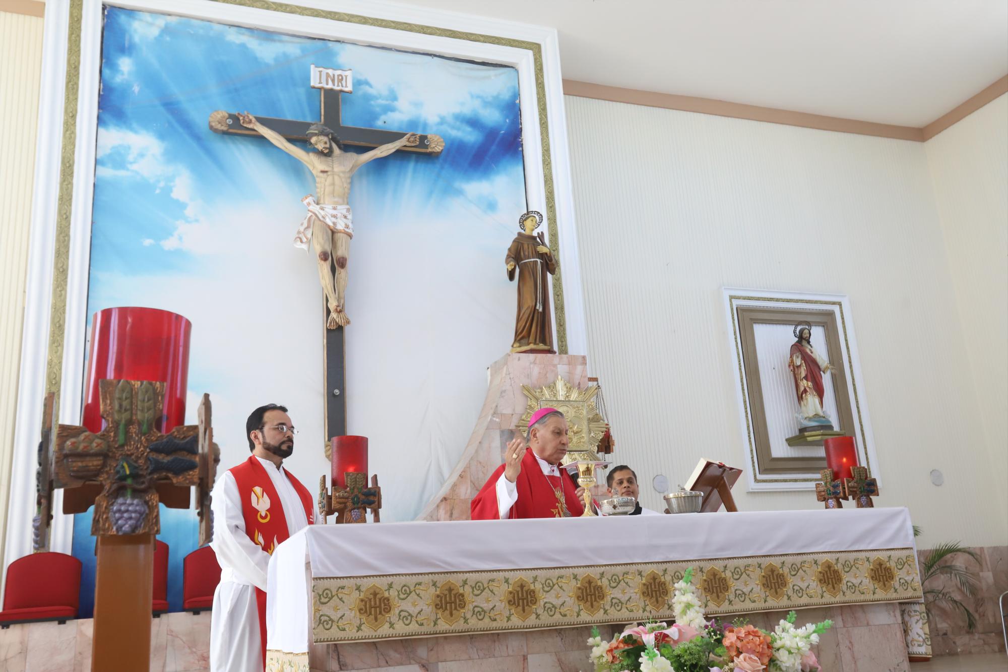 $!El Obispo de la Diócesis de Mazatlán, Mario Espinosa Contreras, ofició la misa de confirmación.