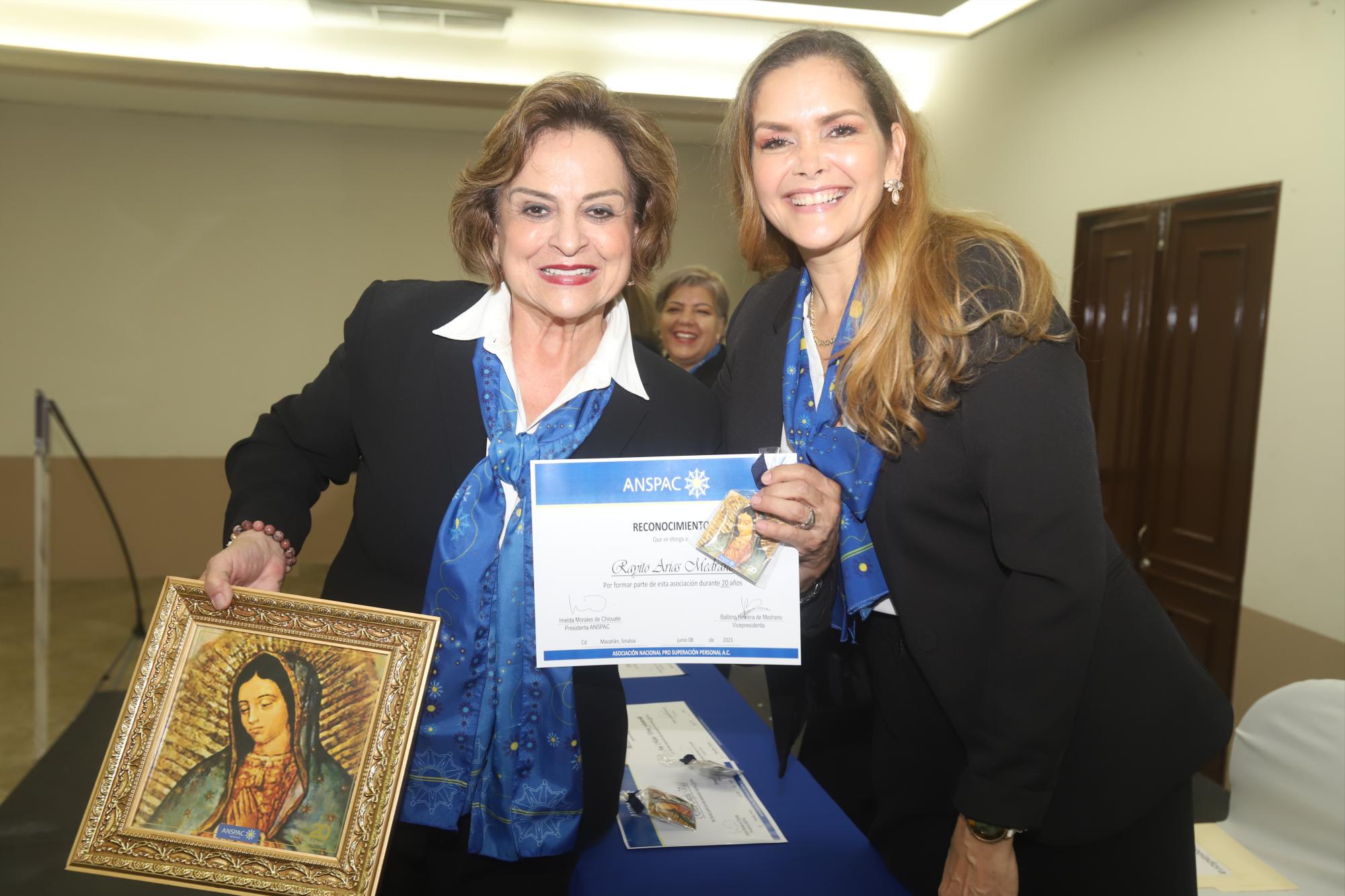 $!Rayito Arias de Rodríguez recibió su diploma y una imagen de la Virgen de Guadalupe por sus 20 años en Anspac Mazatlán, de manos de Imelda Morales de Chicuate.