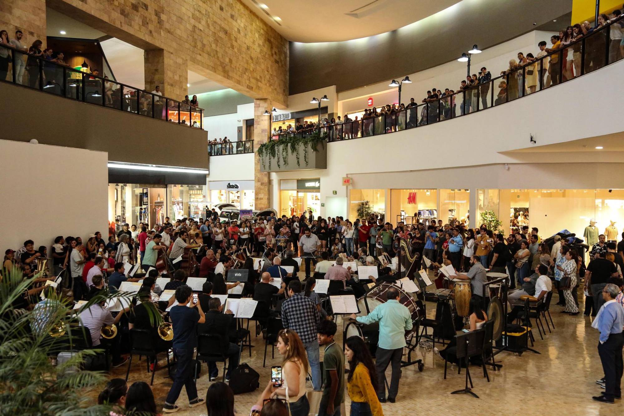 $!Desde la planta alta el público estaba atento.
