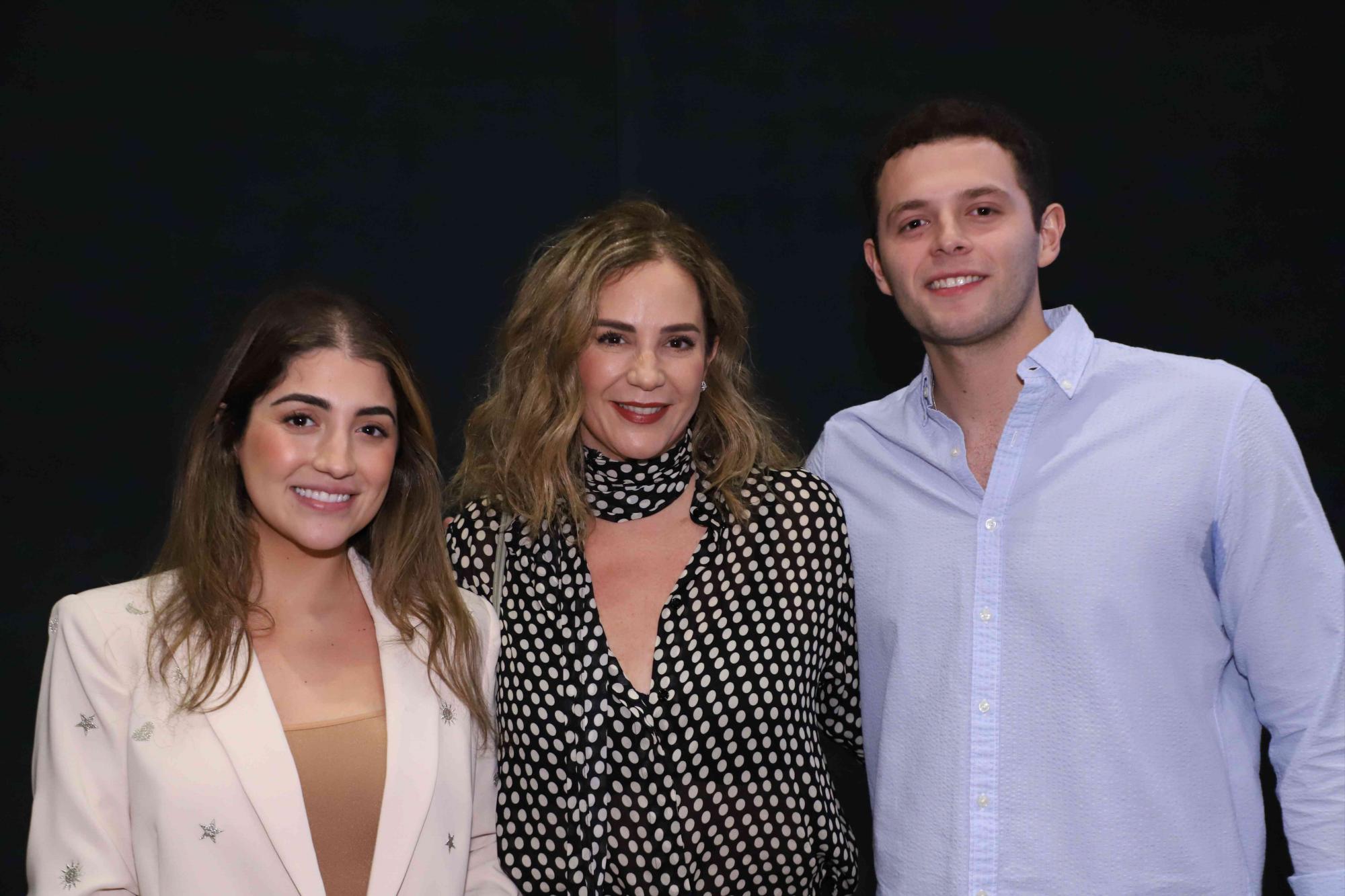 $!María Esther Juárez entre sus hijos Camelia y Fernando Letamendi.