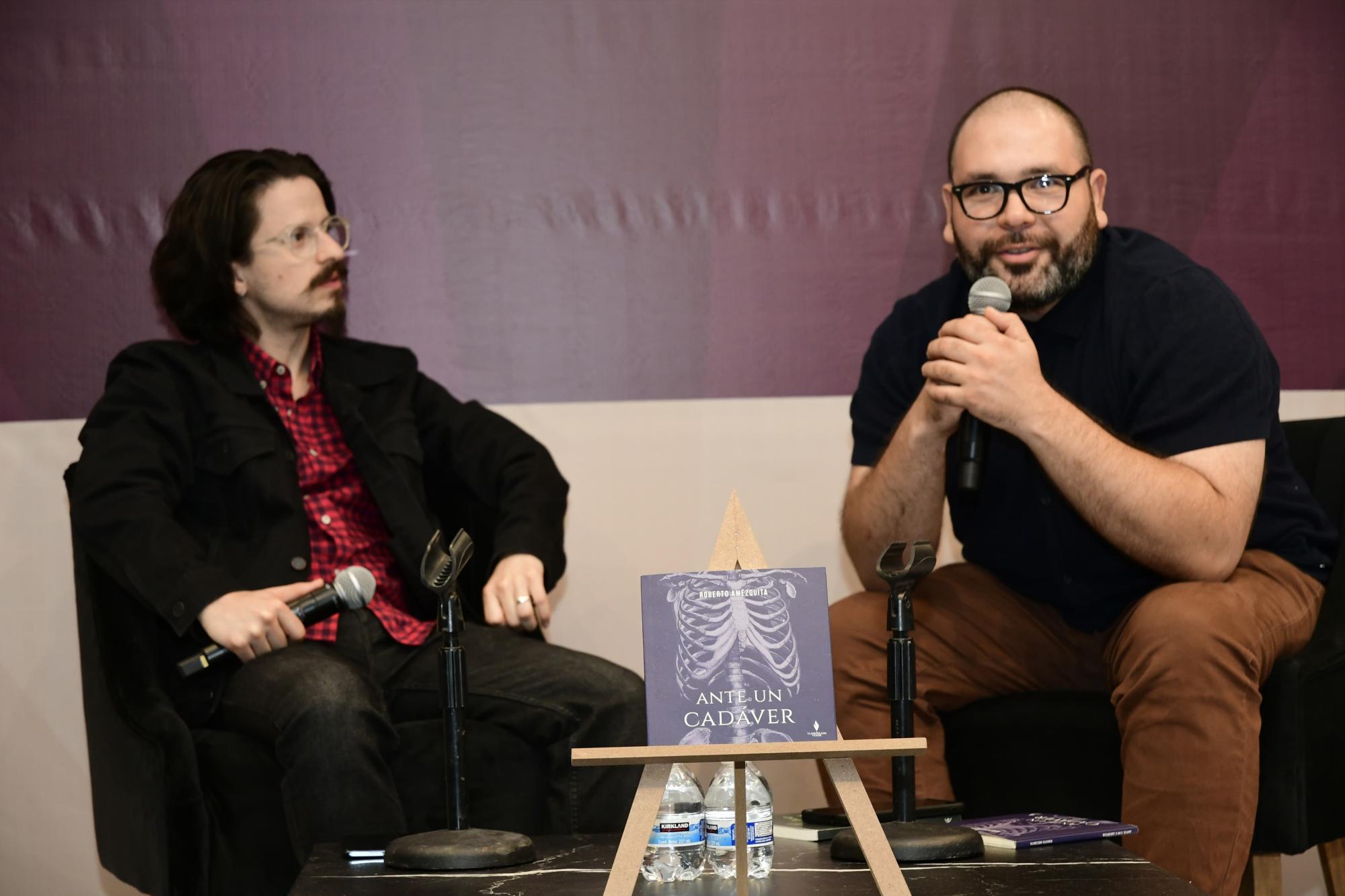 $!El autor estuvo acompañado por Alfredo Soto Guillén, como comentarista.