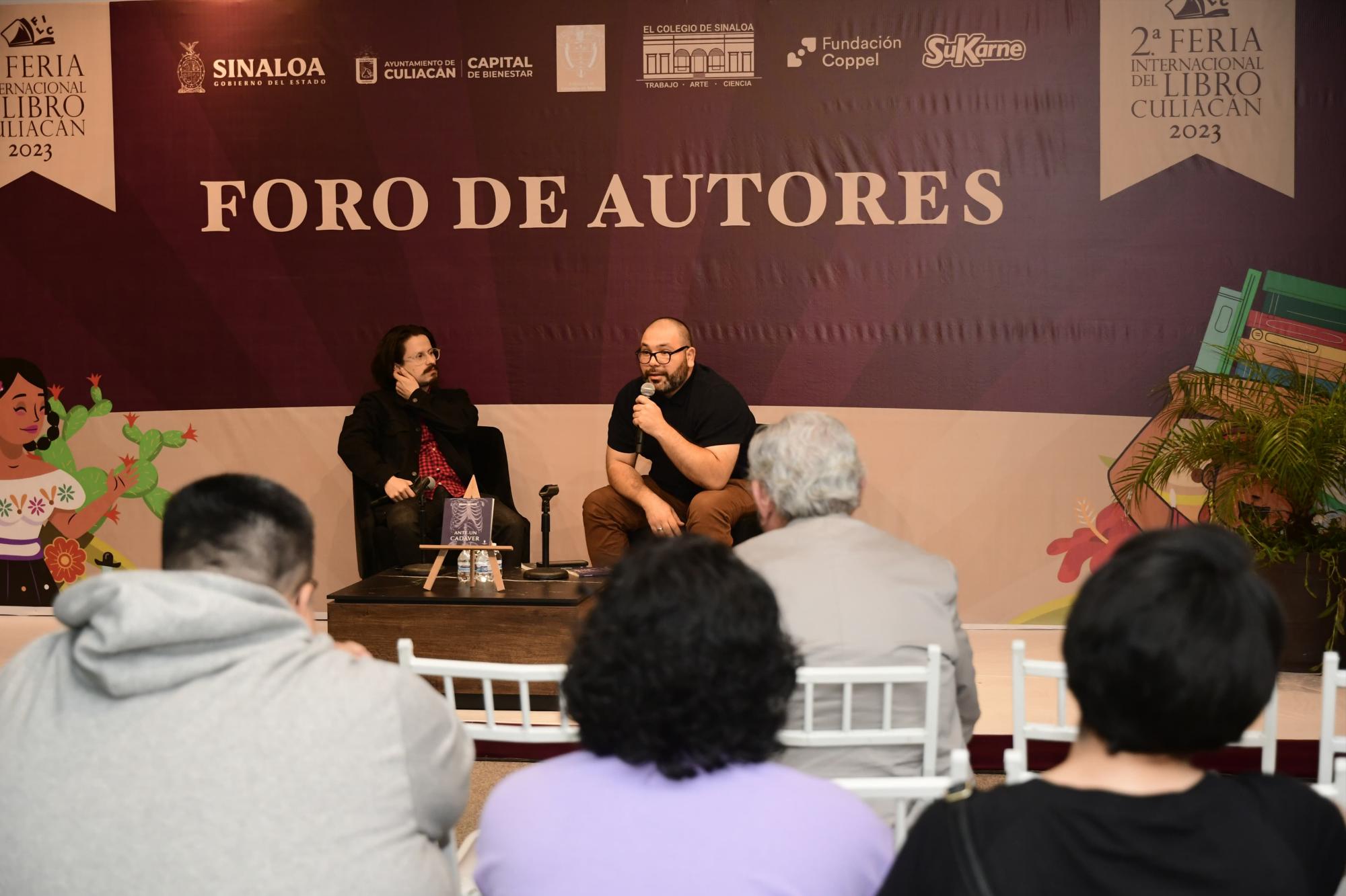 $!El público escuchó con atención los comentarios.
