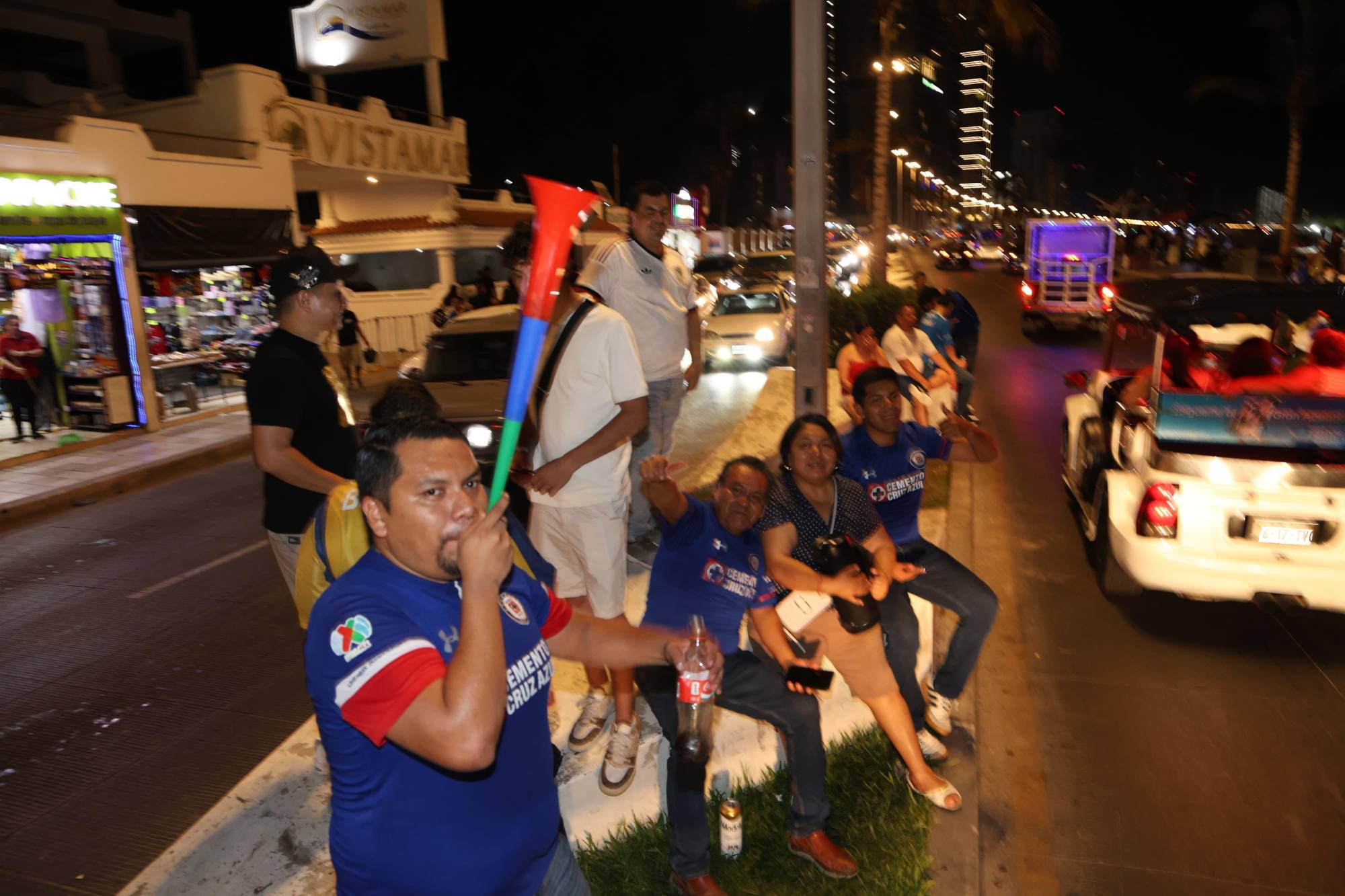 $!Afición de Cruz Azul celebra la décima en Mazatlán