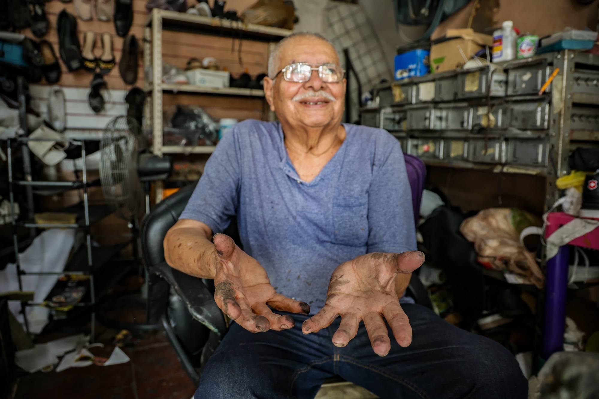 $!La vida de Juan González: 80 años de ver la vida como zapatero en Culiacán