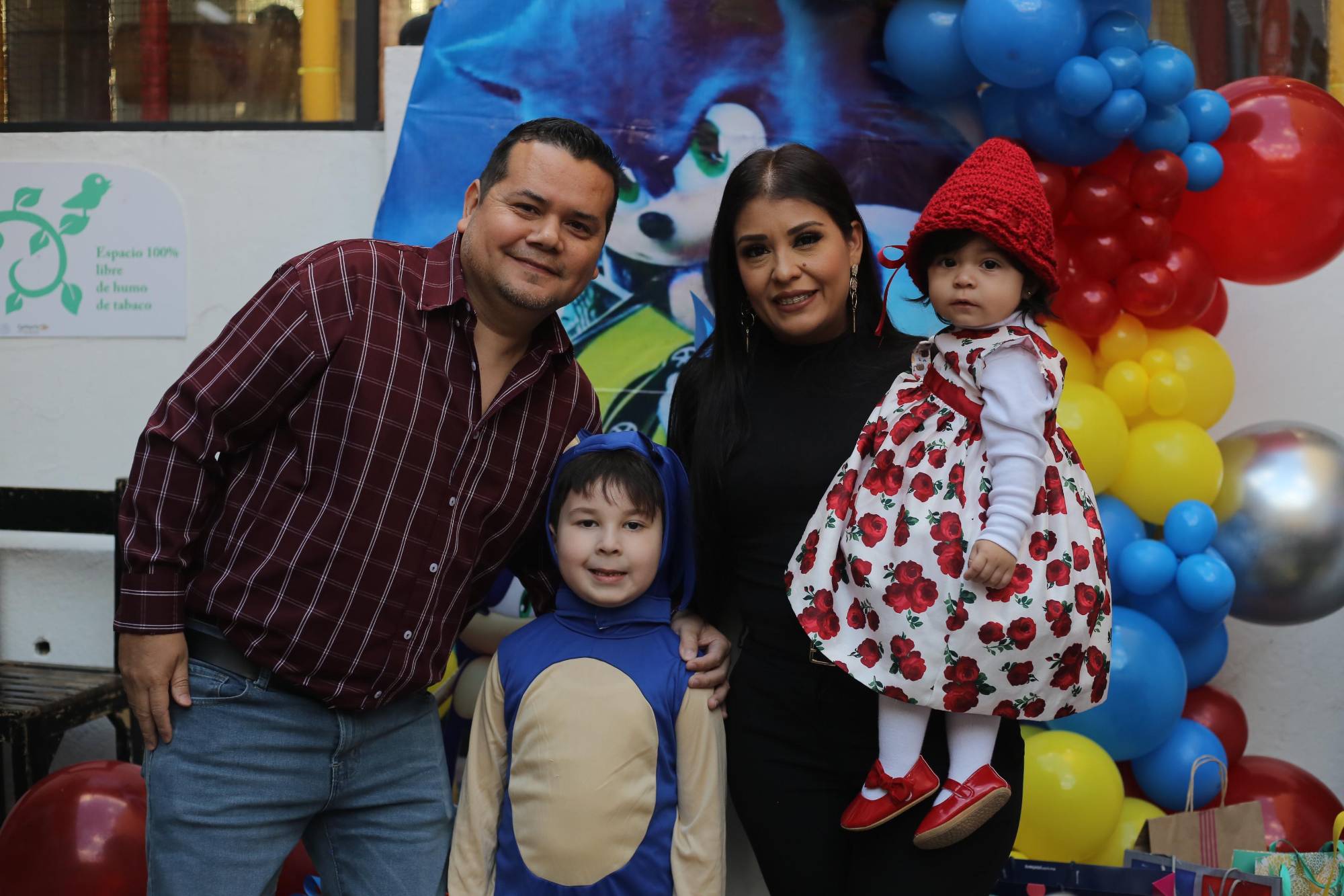 $!Agustín Damián entre sus padrinos, Jaime Herrera Ayala y Brenda Cornejo, y la pequeña Victoria Herrera.