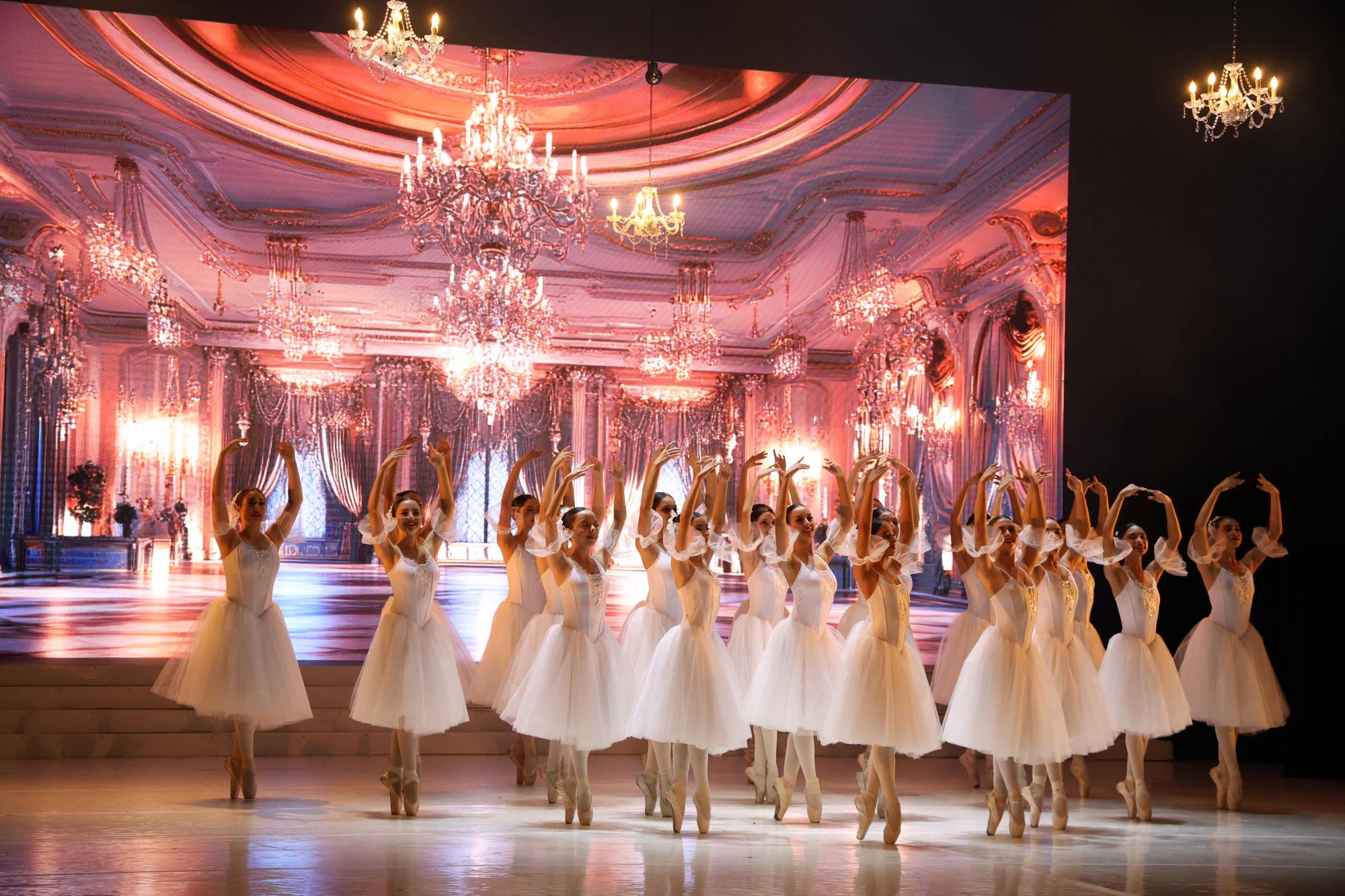 $!Integrantes de Ballet Los Tres Grandes ofrecieron una velada llena de elegancia y talento sobre el escenario.