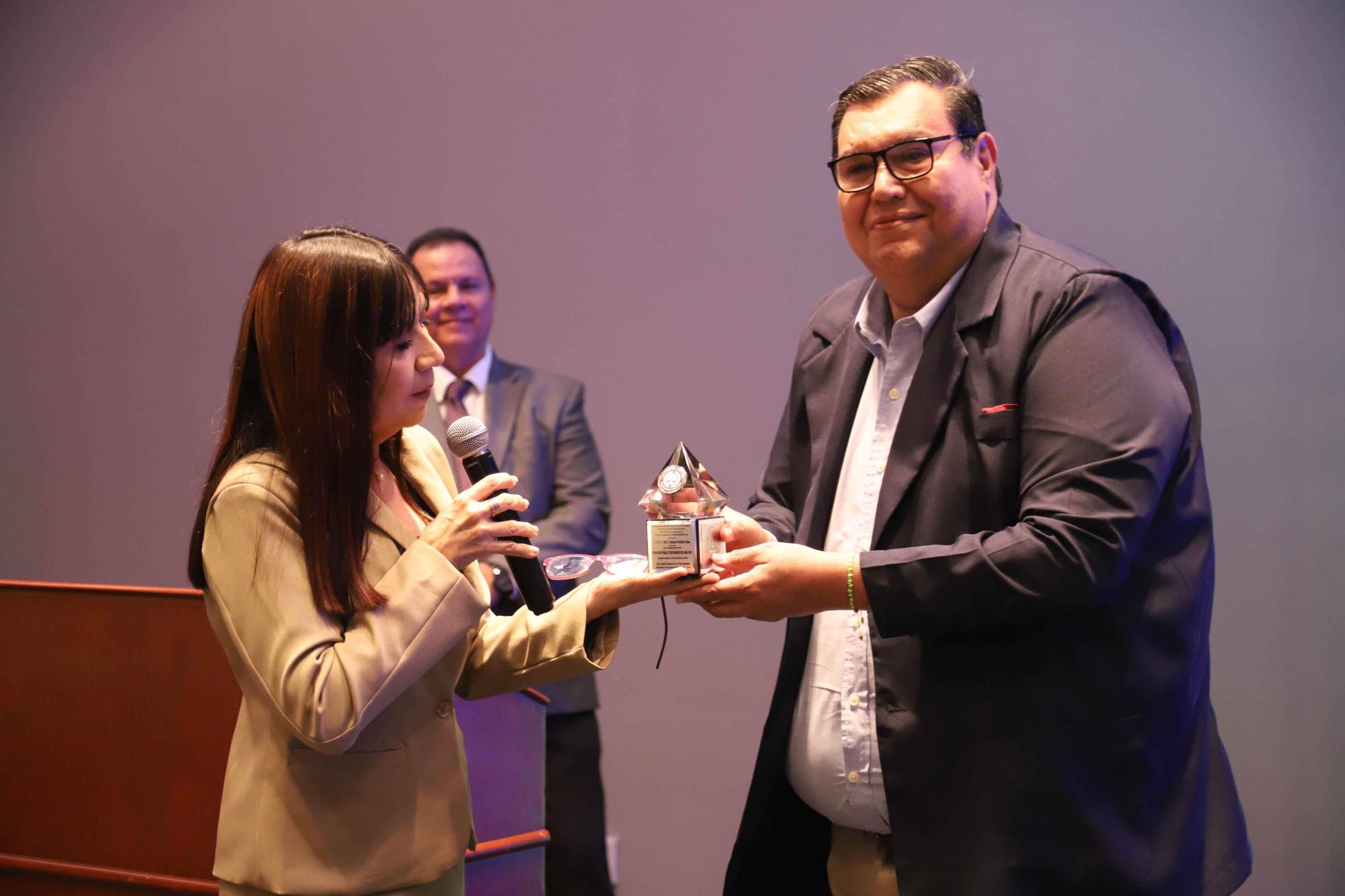 $!Rafael Padilla Díaz recibe su reconocimiento.