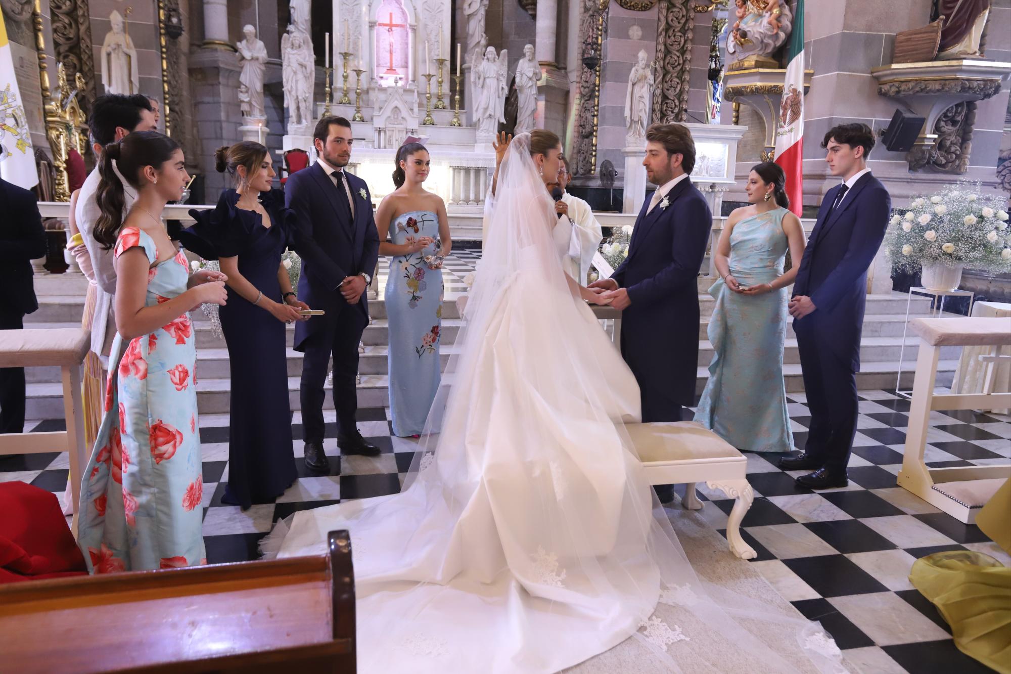 $!Los novios al momento de intercambiar los símbolos de su amor.