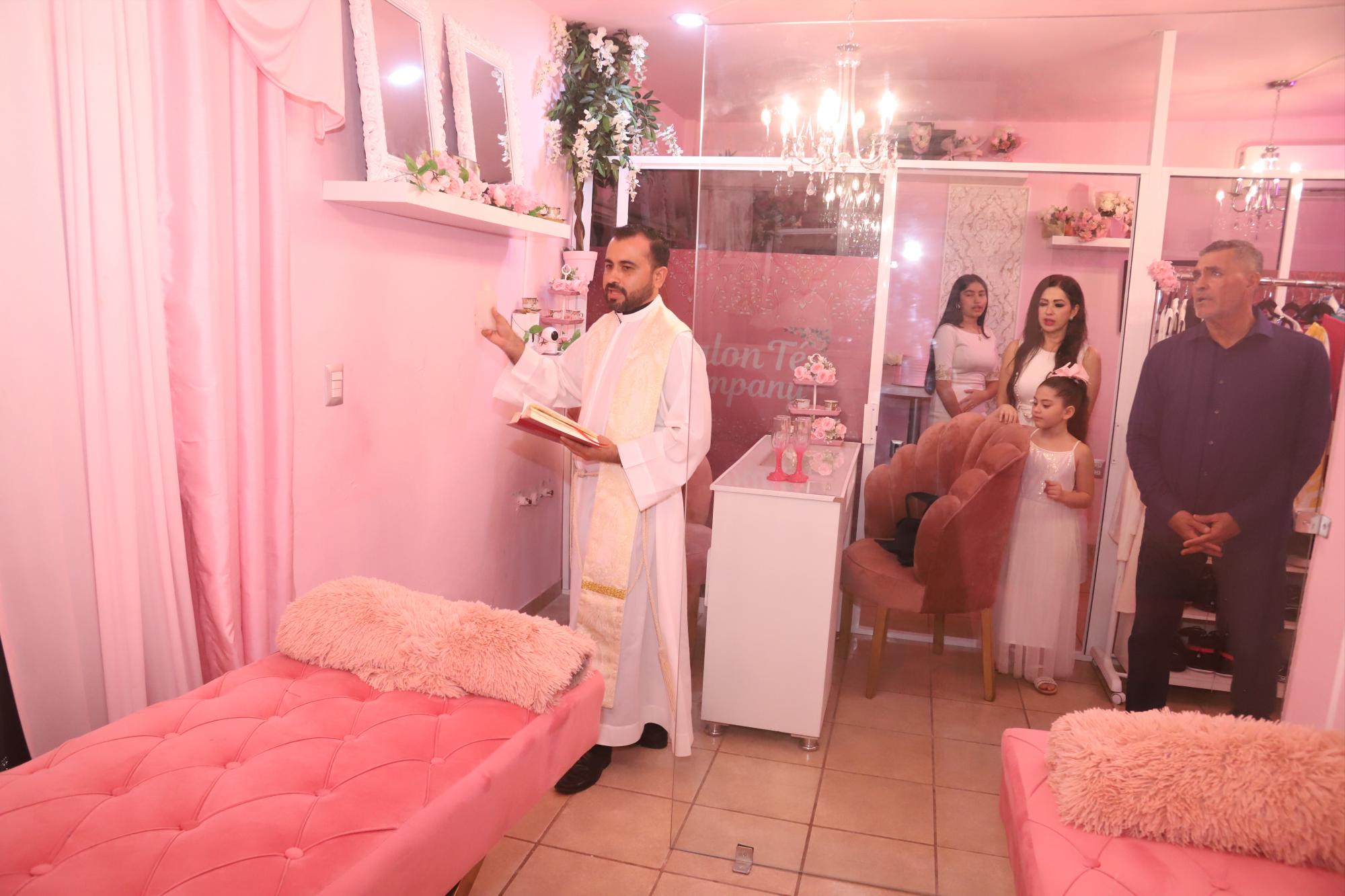 $!El Padre Armando Durán bendice las instalaciones.