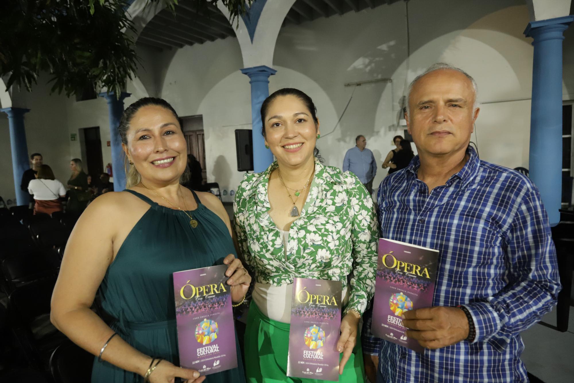 $!Claudia Galindo, Leonor Cárdenas y Julio Lizárraga.