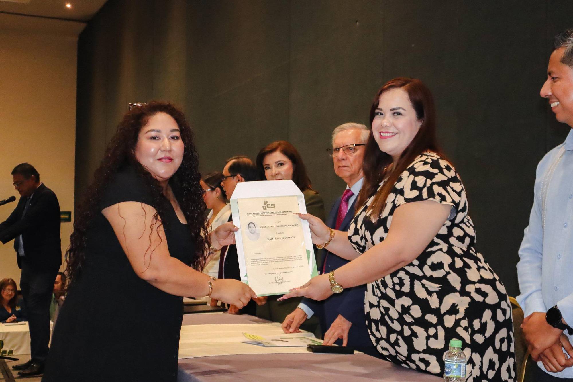 $!Imelda Guadalupe Hernández recibe sus documentos.