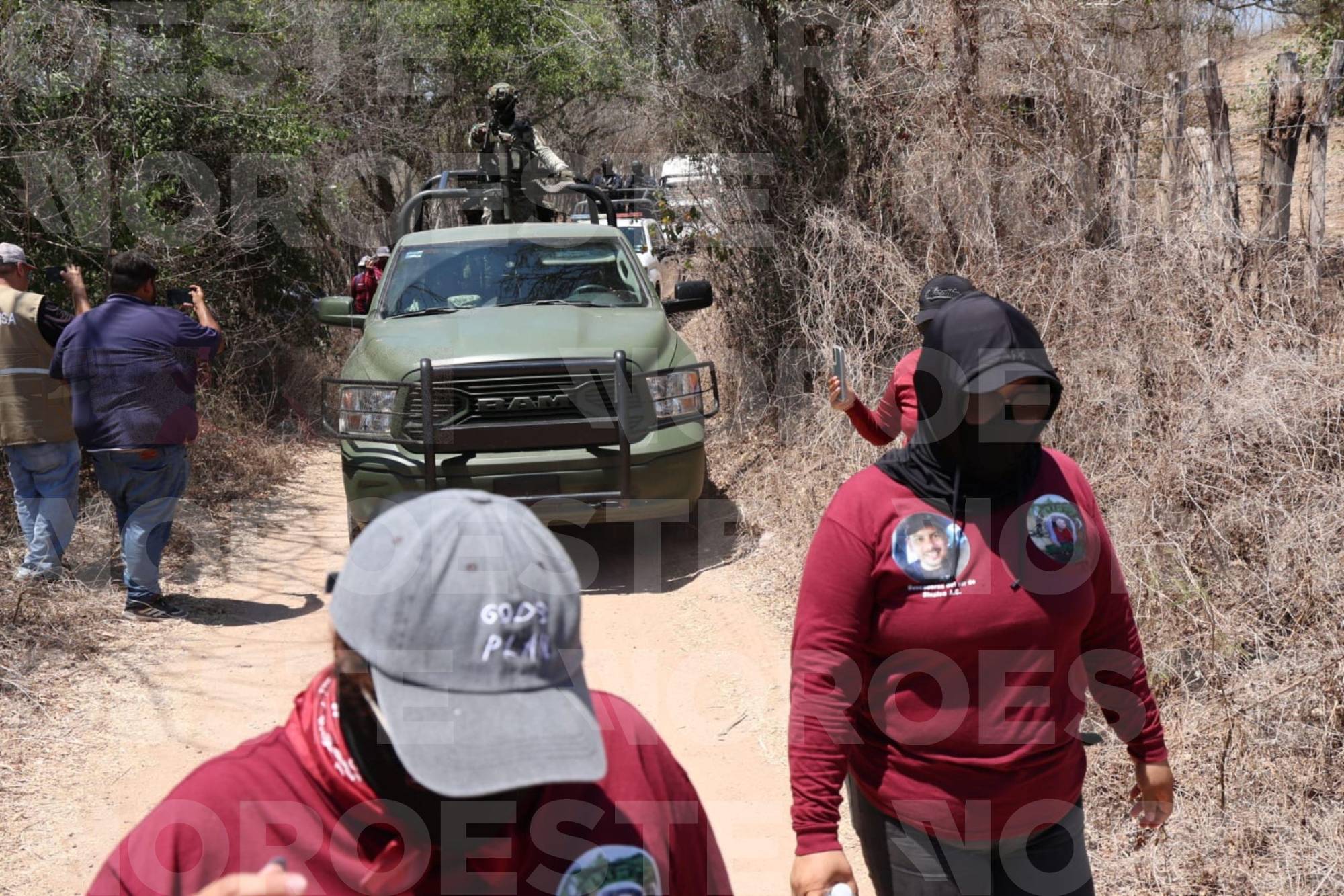 $!Buscadoras de Mazatlán encaran a funcionarias estatales para exigir apoyos y las ignoran