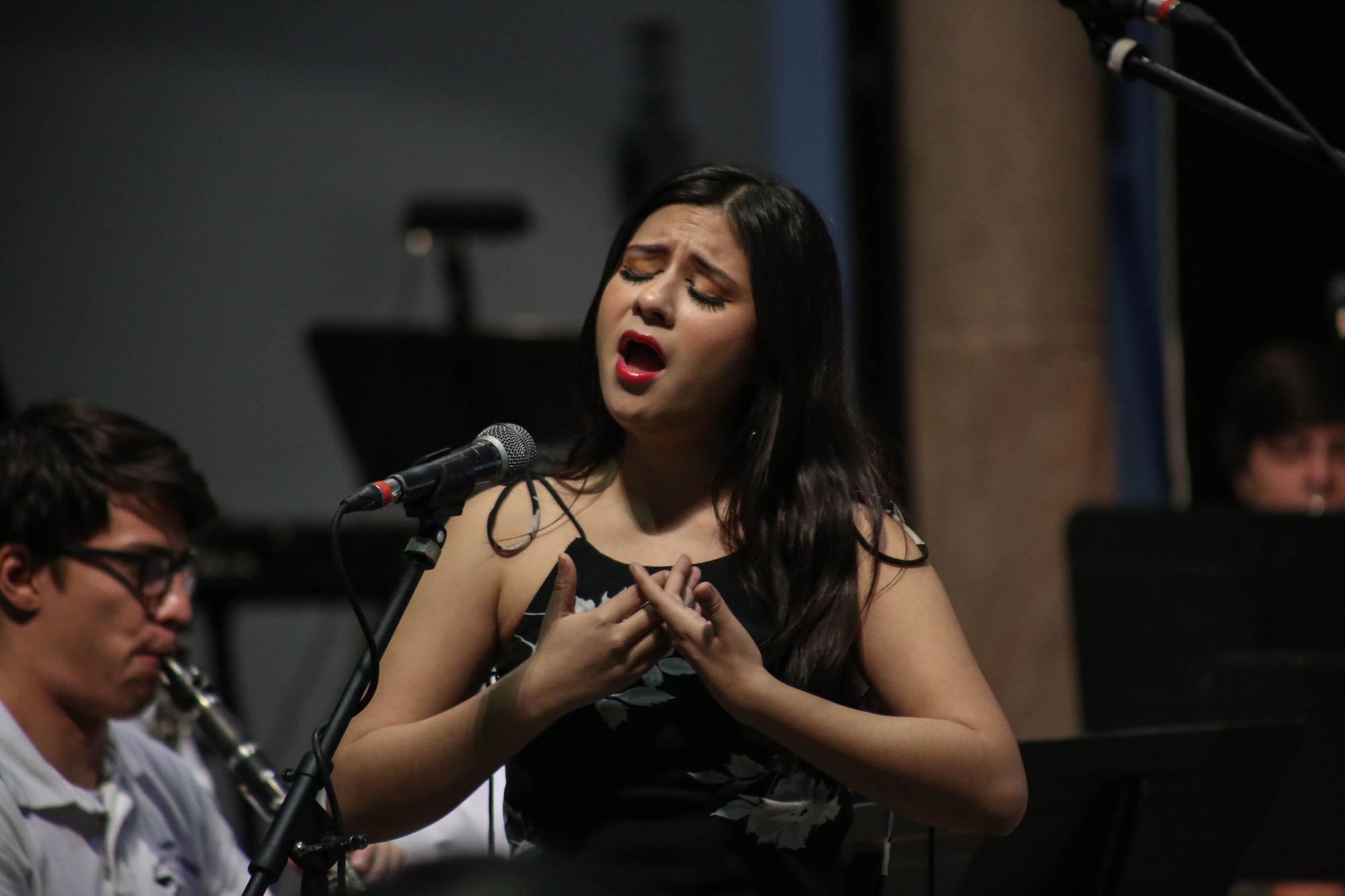 $!En el concierto participó como solista la joven soprano Miroslava Aguilar Pérez, integrante del Coro de Ópera de Sinaloa.