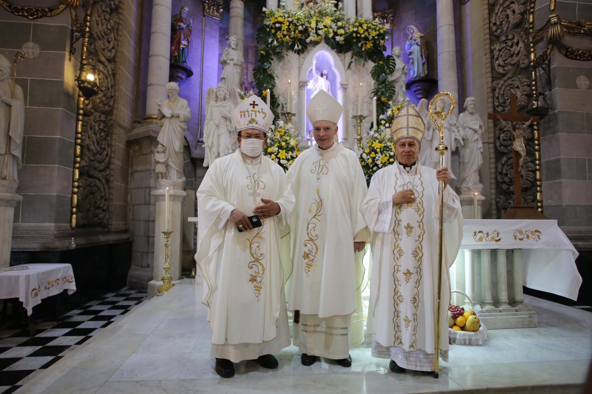 $!El Obispo Luis Artemio Flores Calzada y el Cardenal Carlos Aguiar Retes junto al Obispo Mario Espinosa Contreras.