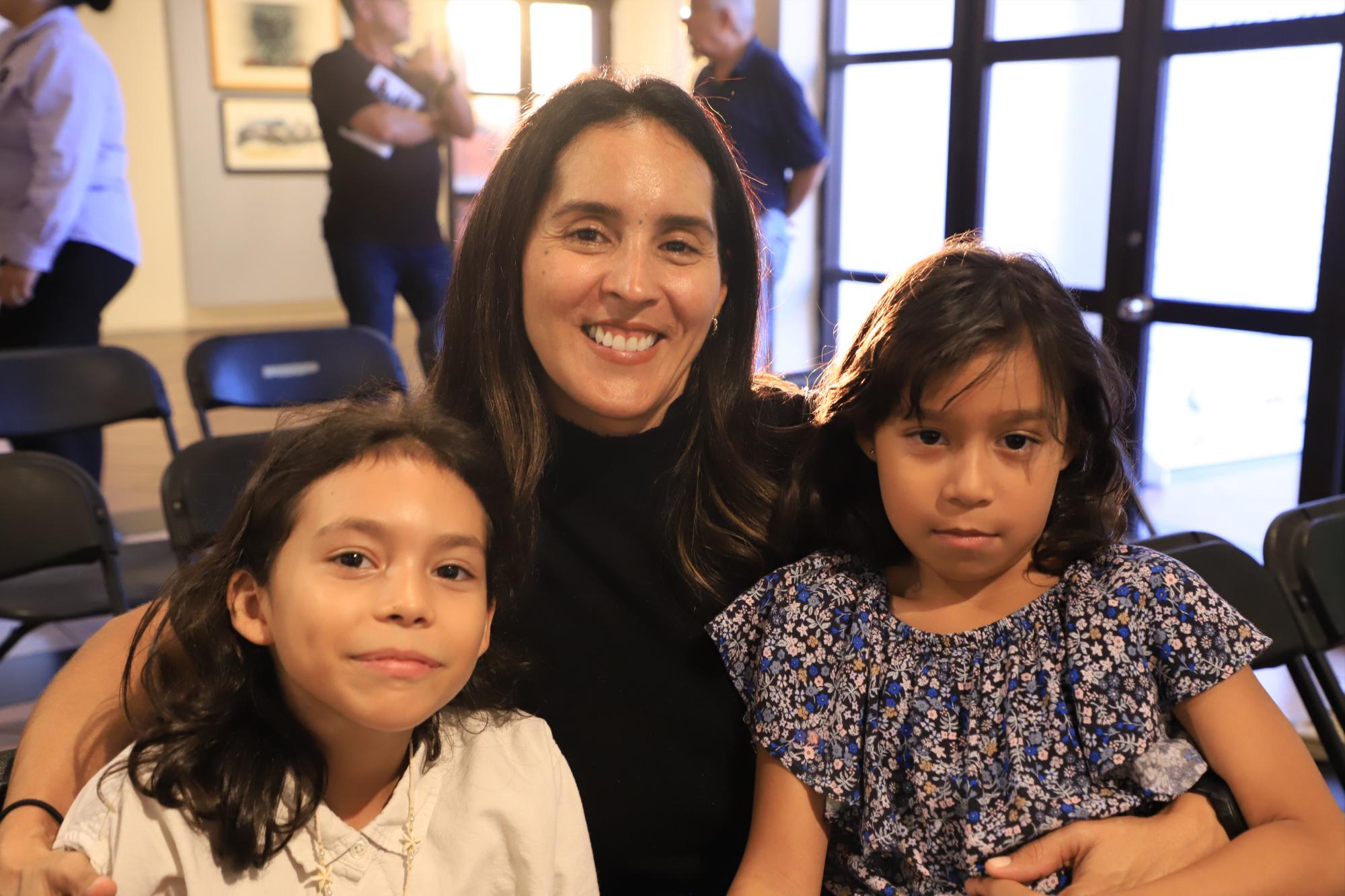 $!Griselda Arámburo entre las pequeñas Natalia y Elena Lizárraga, hijas del escritor.