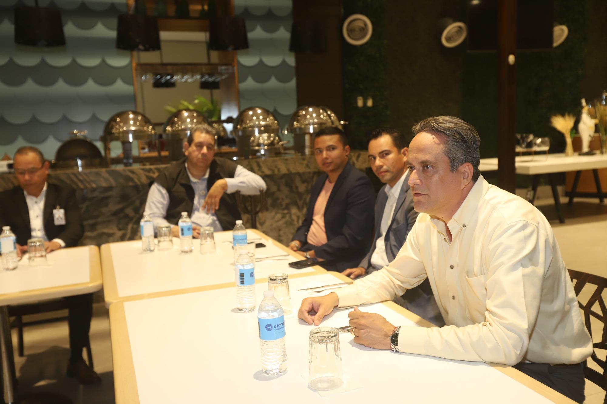 $!Gilberto Jiménez, gerente de sucursal Cimaco Mazatlán, expresó unas palabras de felicitaciones para los homenajeados.